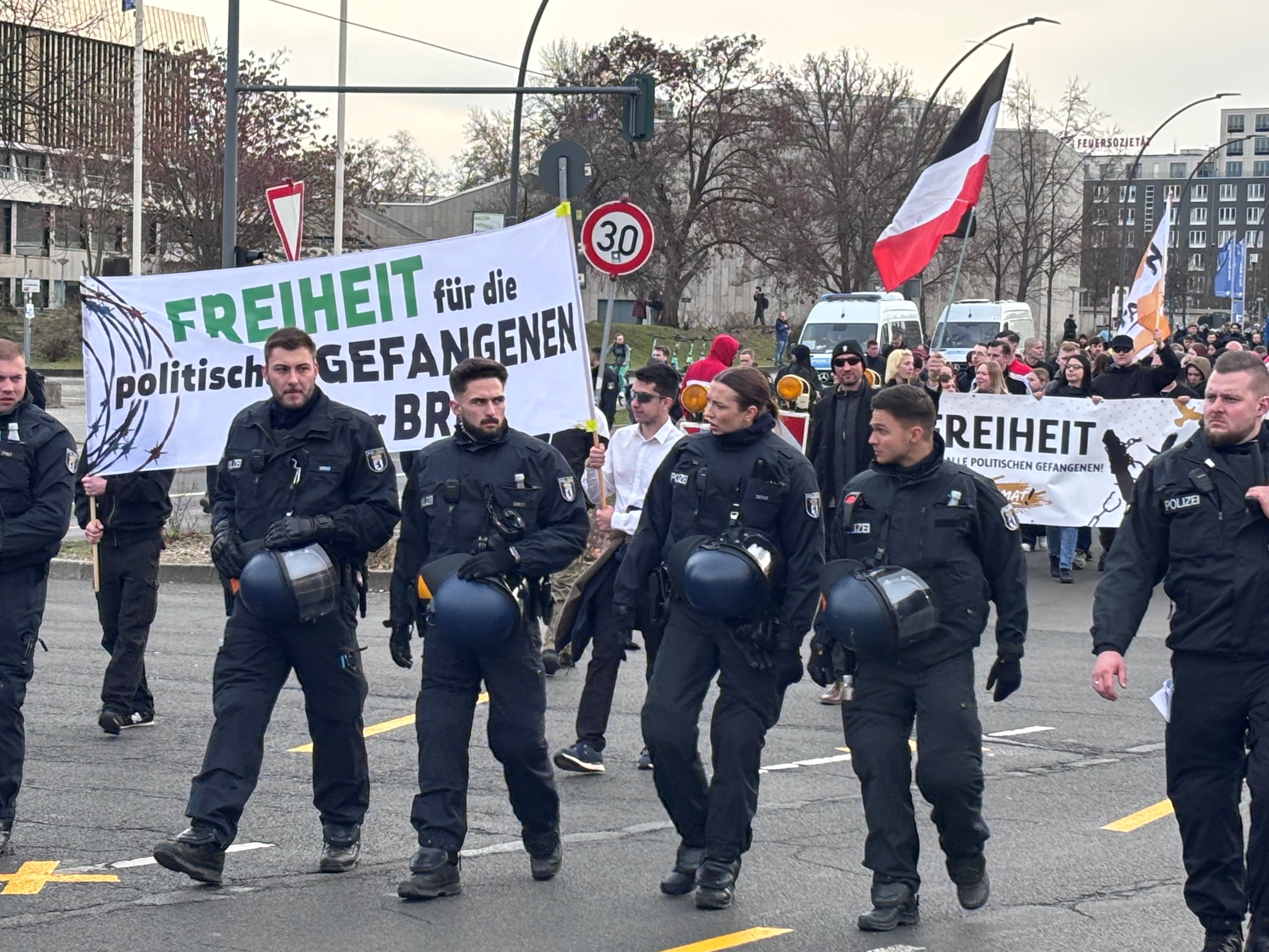 Sie sind wieder da: Das Jungvolk mit Seitenscheitel und N-Turnschuhen marschiert durch Berlin