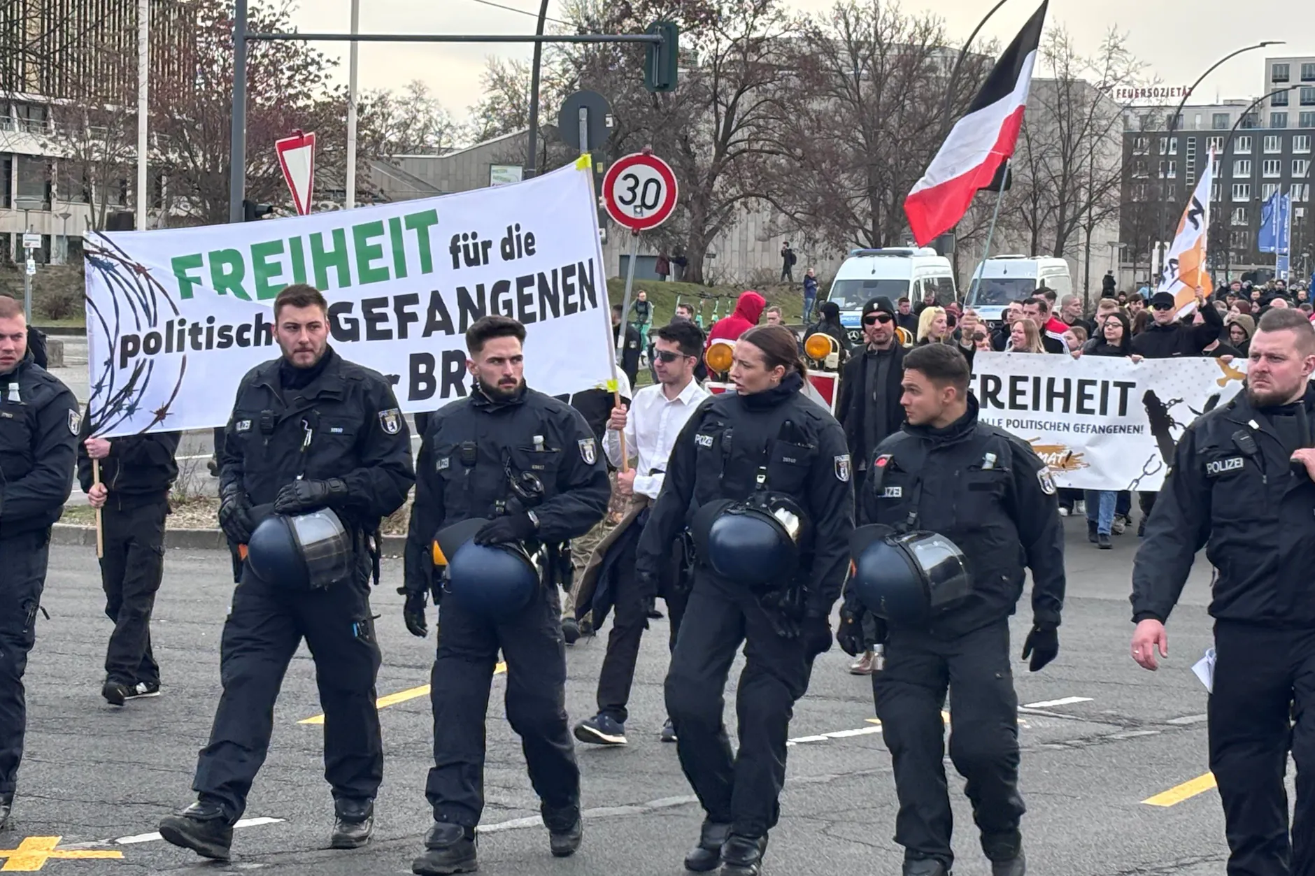 Polizisten begleiten den Aufzug von „Deutsche Jugend Voran“.