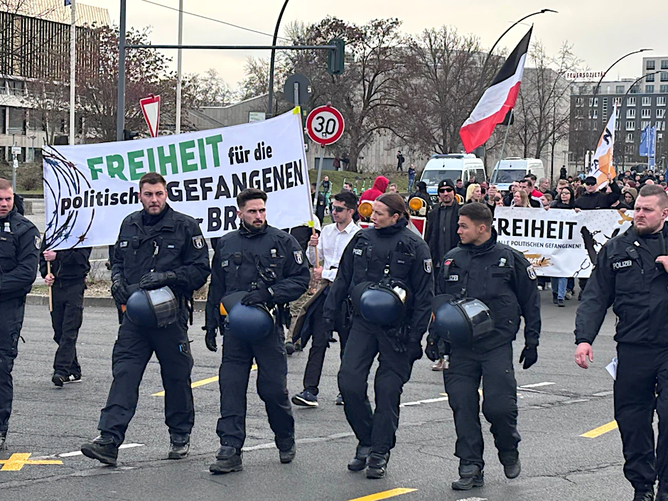 Polizisten begleiten den Aufzug von „Deutsche Jugend Voran“.