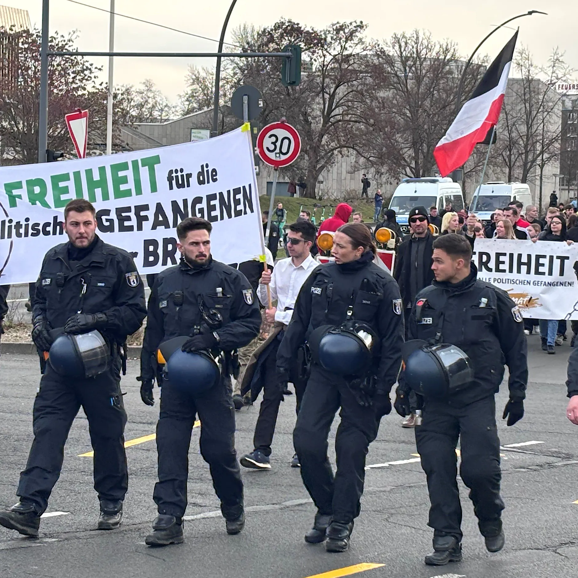 Sie sind wieder da: Das Jungvolk mit Seitenscheitel und N-Turnschuhen marschiert durch Berlin