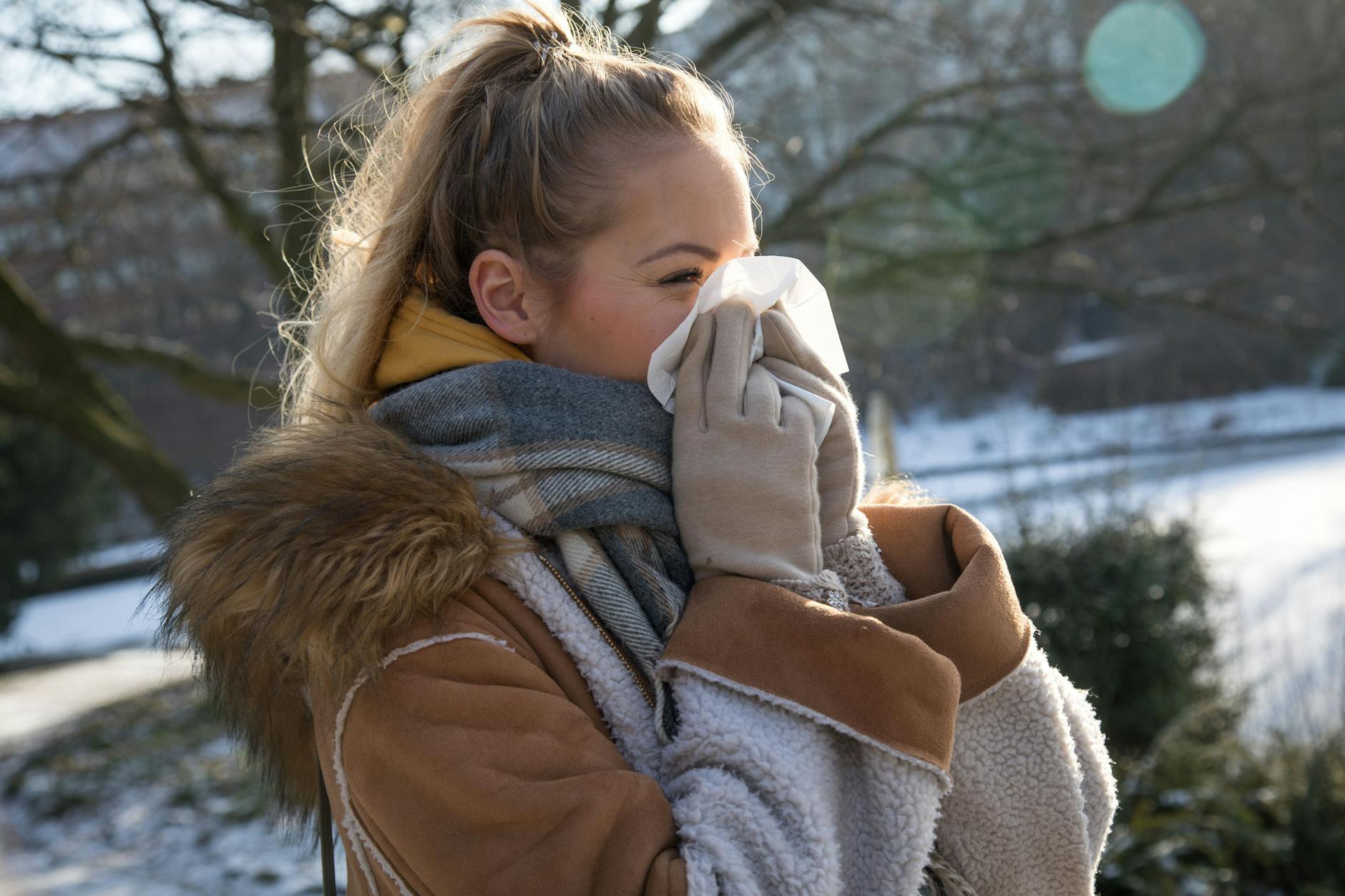 Starke Niesattacken und ein juckender Rachen deuten auf eine Allergie hin.