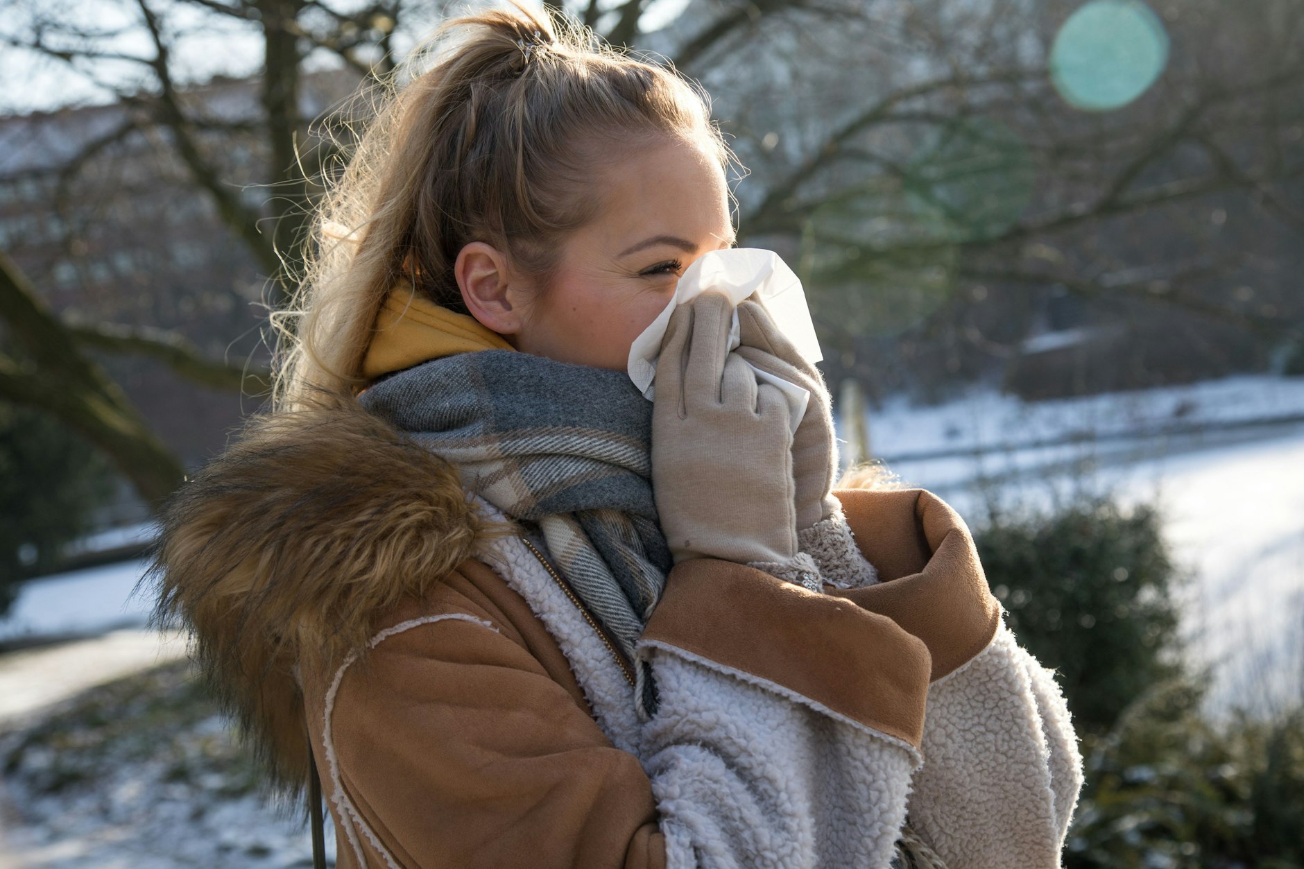 Starke Niesattacken und ein juckender Rachen deuten auf eine Allergie hin.