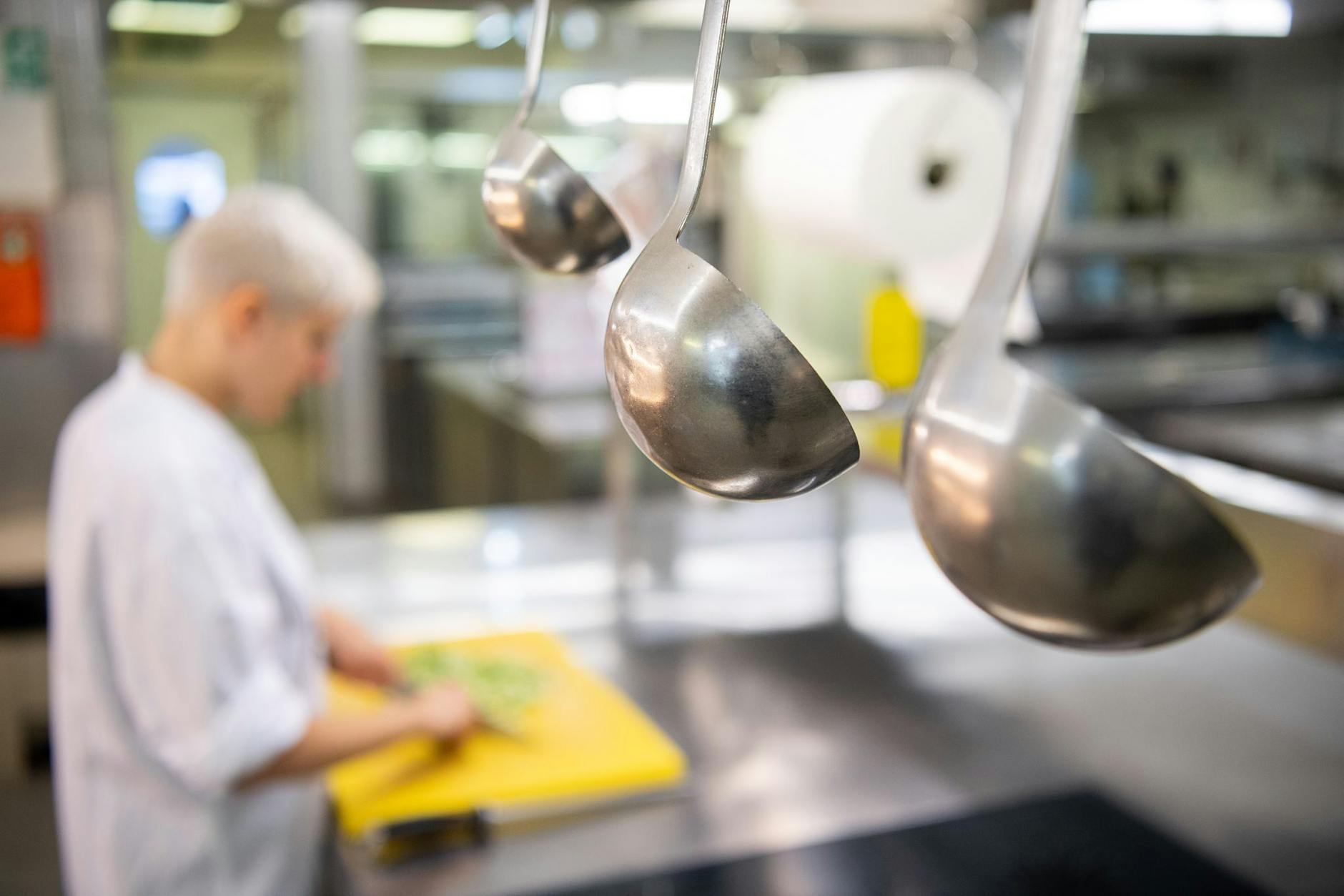 In der Gastronomie werden regelmäßig Überstunden fällig.