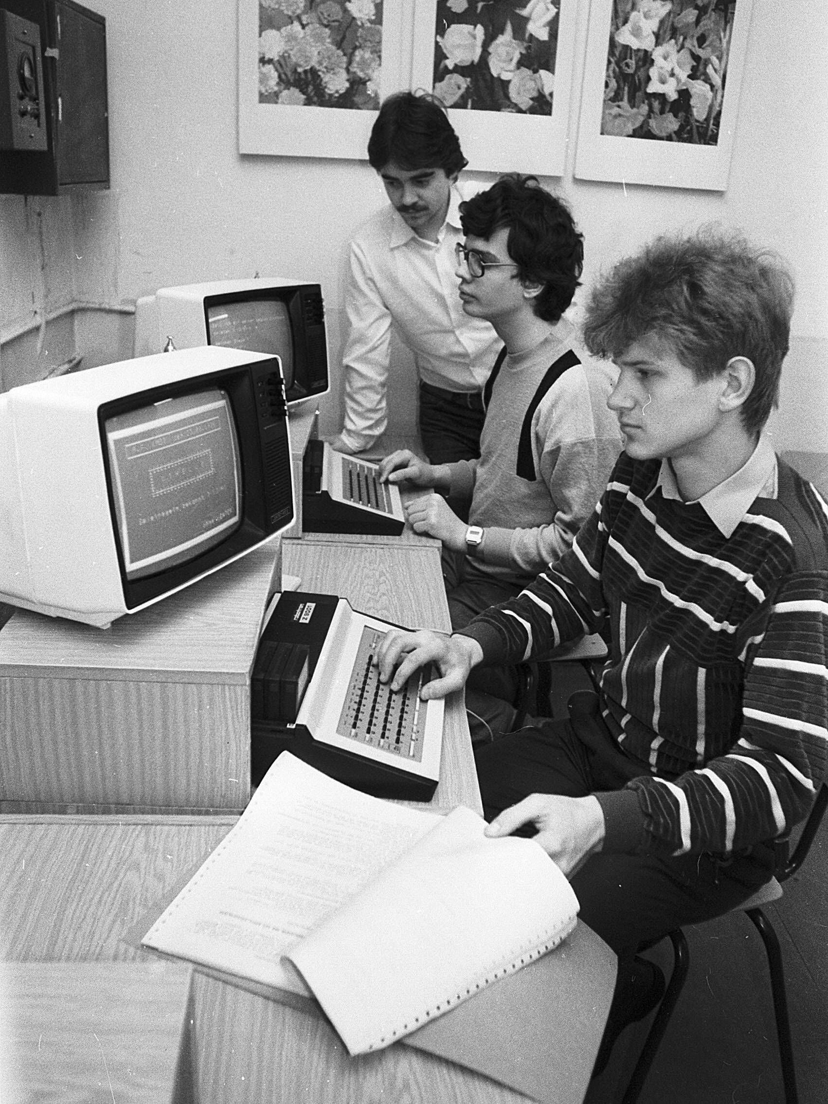 Schon in der DDR war das Interesse an Computern riesig. Hier: Jugendliche einer Computer-Arbeitsgemeinschaft arbeiten an den ersten Computern Robotron Z 9001 aus DDR-Produktion.