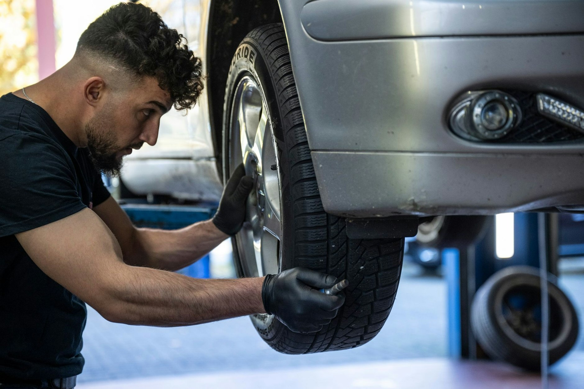 Wer nicht von Winterreifena auf Sommerreifen wechselt, riskiert hohe Kosten.