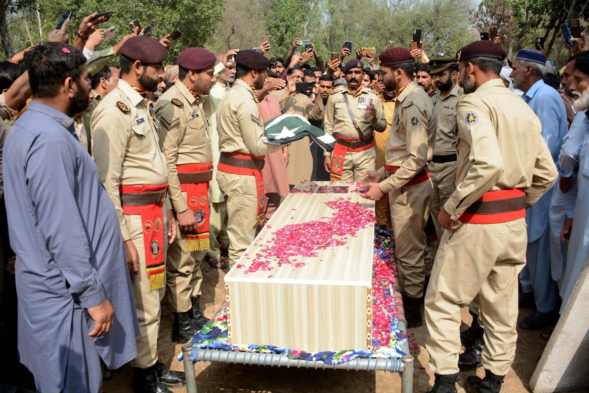 Pakistanische Soldaten nehmen in Faisalabad an einer Beerdigung teil.