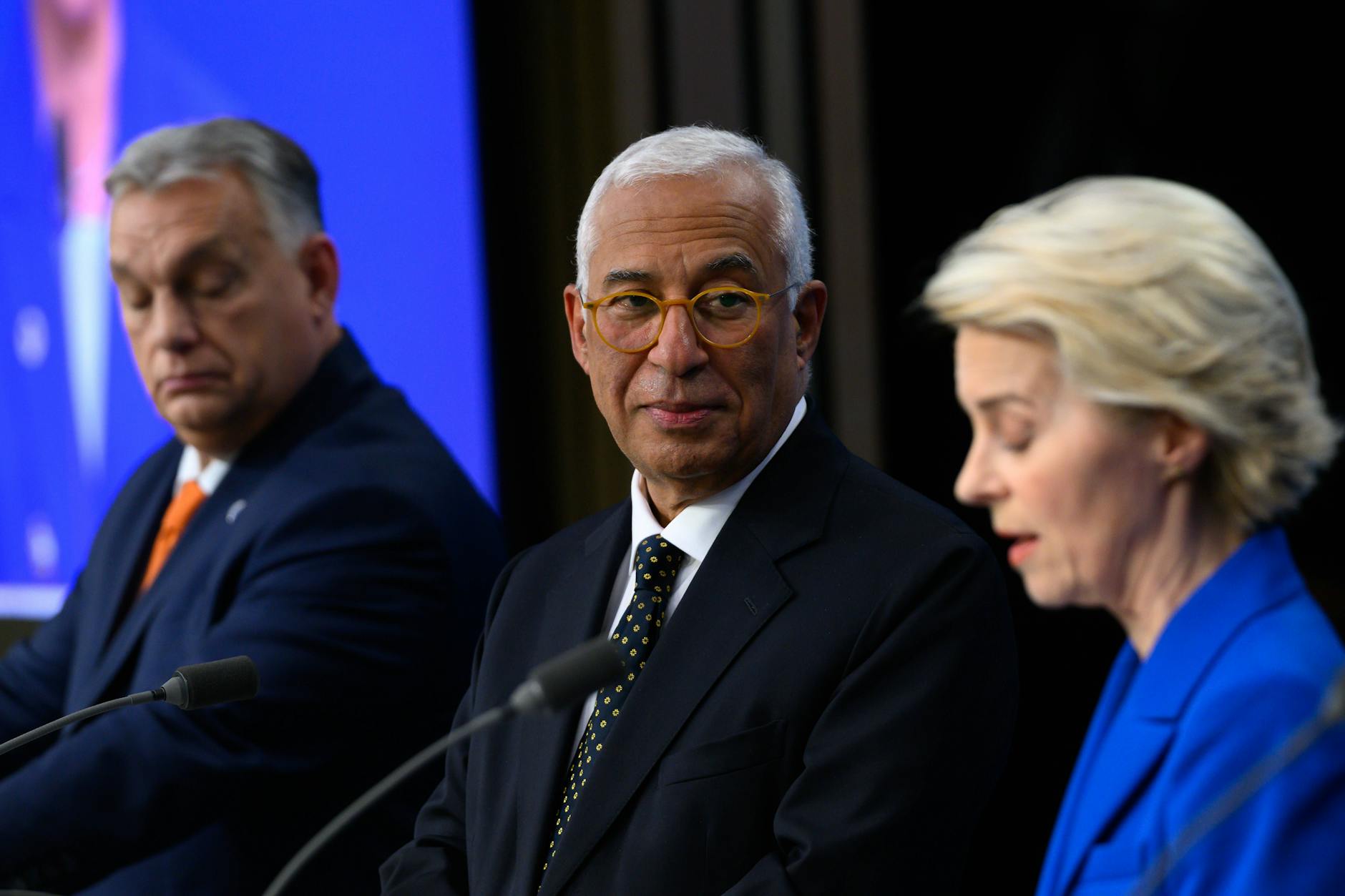 Costa, von der Leyen und Orbán beim EU-Gipfel: Hinter den Kulissen wird mit harten Bandagen um die Sanktionen gerungen.