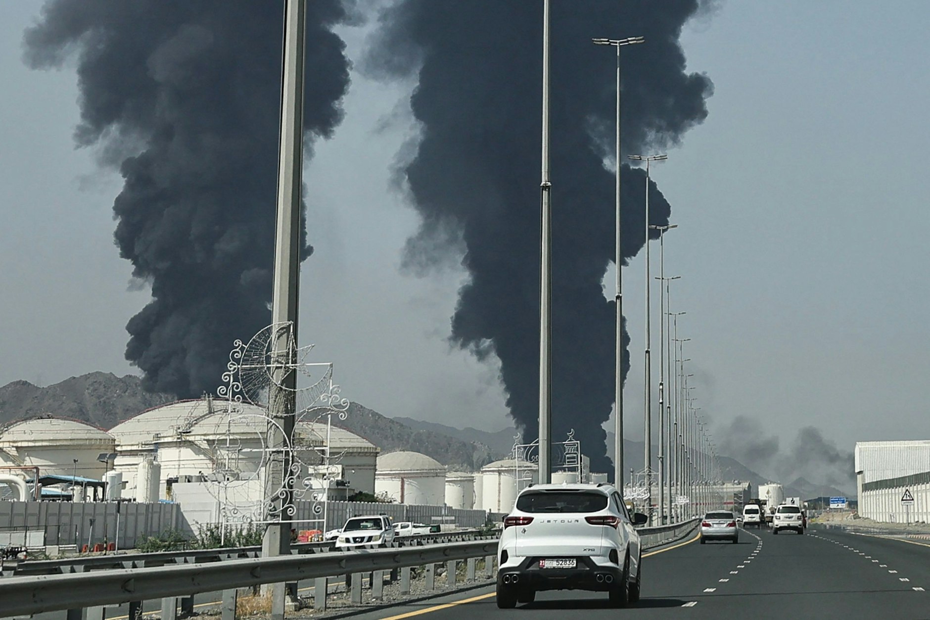 Rauch steigt über dem Ölhafen Fujairah in den VAE auf. Nach einem Drohnenangriff brach dort ein Feuer aus.