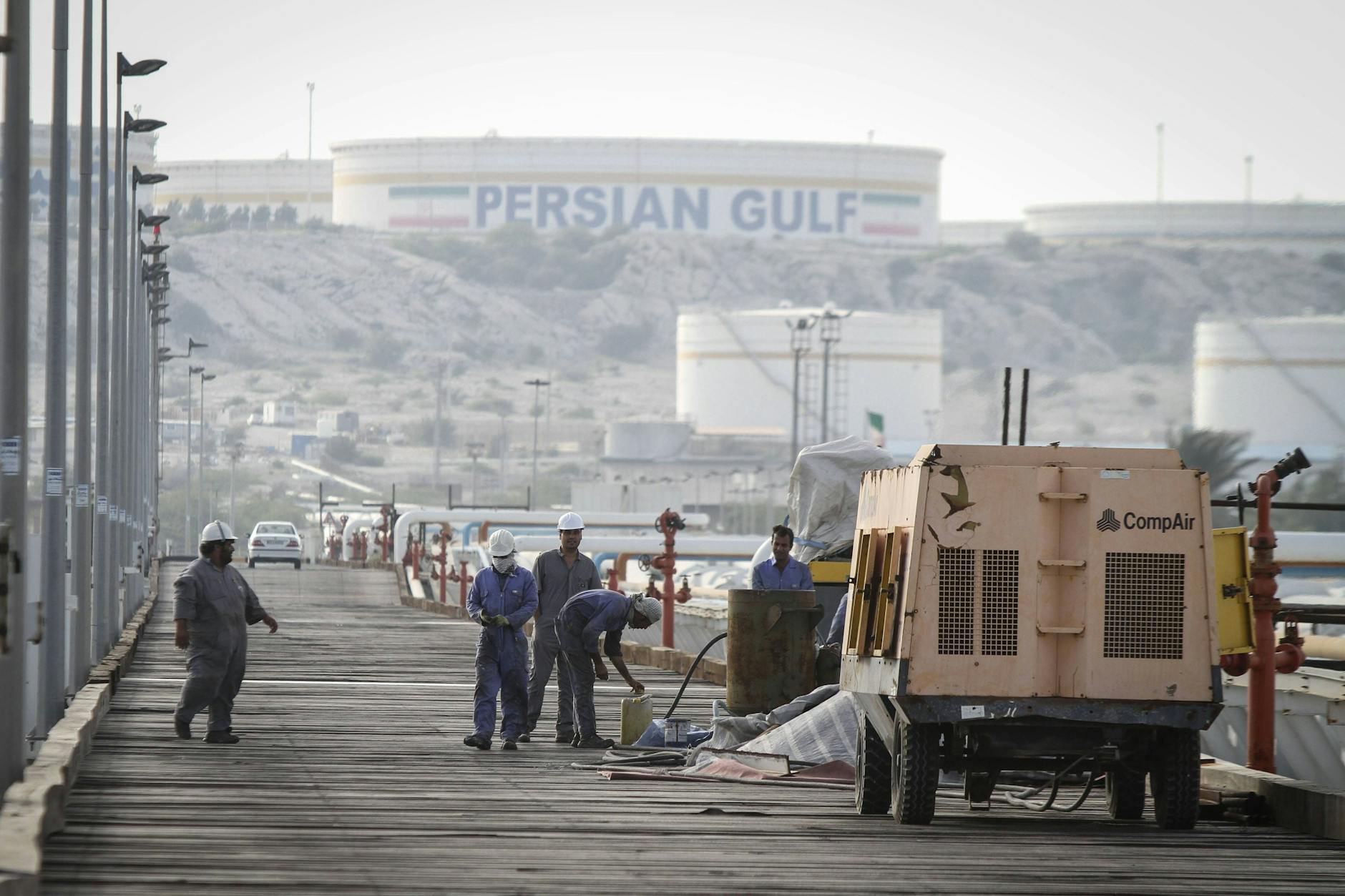 Ölarbeiter auf der iranischen Insel Kharg im Persischen Golf. Über den Hafen der Insel wird ein Großteil der iranischen Ölexporte abgewickelt.