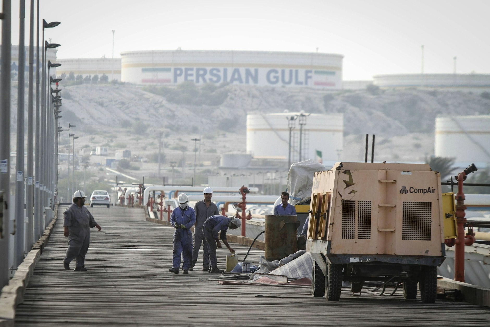 Ölarbeiter auf der iranischen Insel Kharg im Persischen Golf. Über den Hafen der Insel wird ein Großteil der iranischen Ölexporte abgewickelt.