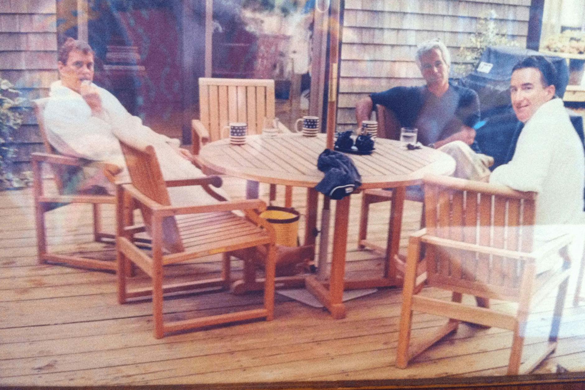 Das neu veröffentlichte, undatierte Foto zeigt Andrew Mountbatten-Windsor und Lord Peter Mandelson mit Sexualstraftäter Jeffrey Epstein