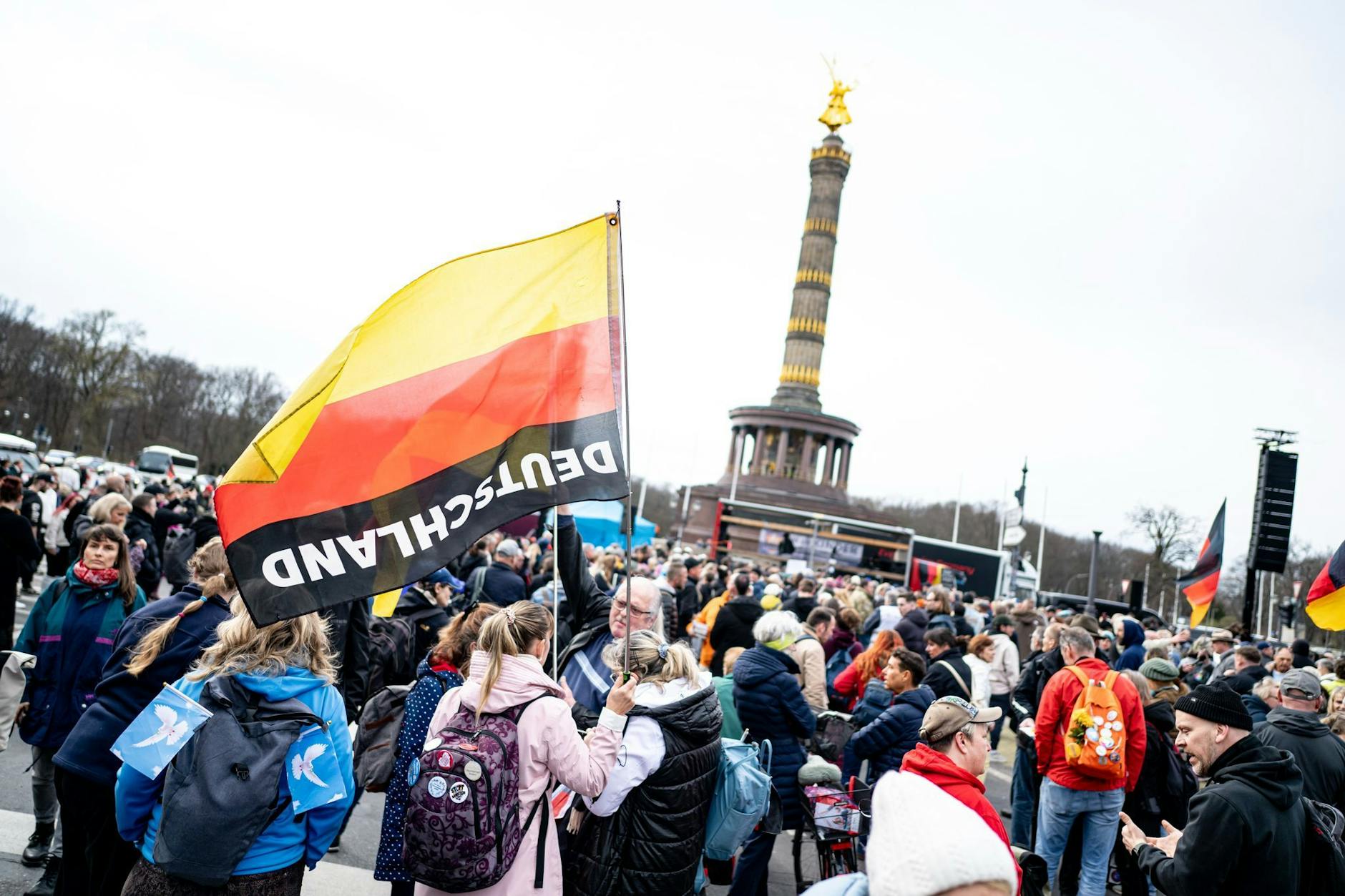 Rund 600 Teilnehmerinnen und Teilnehmer kommen zur Demo an der Siegessäule.