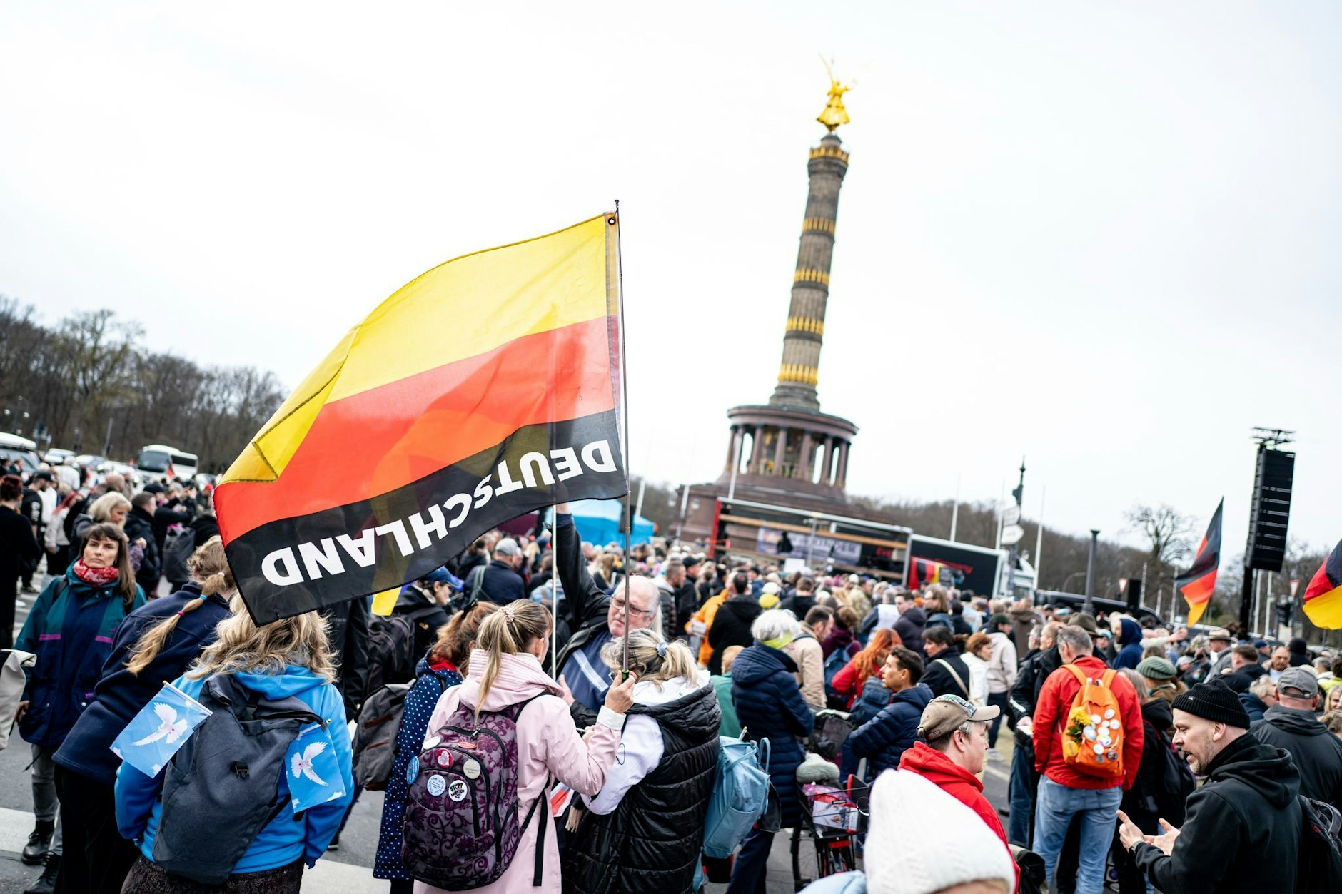 Rund 600 Teilnehmerinnen und Teilnehmer kommen zur Demo an der Siegessäule.