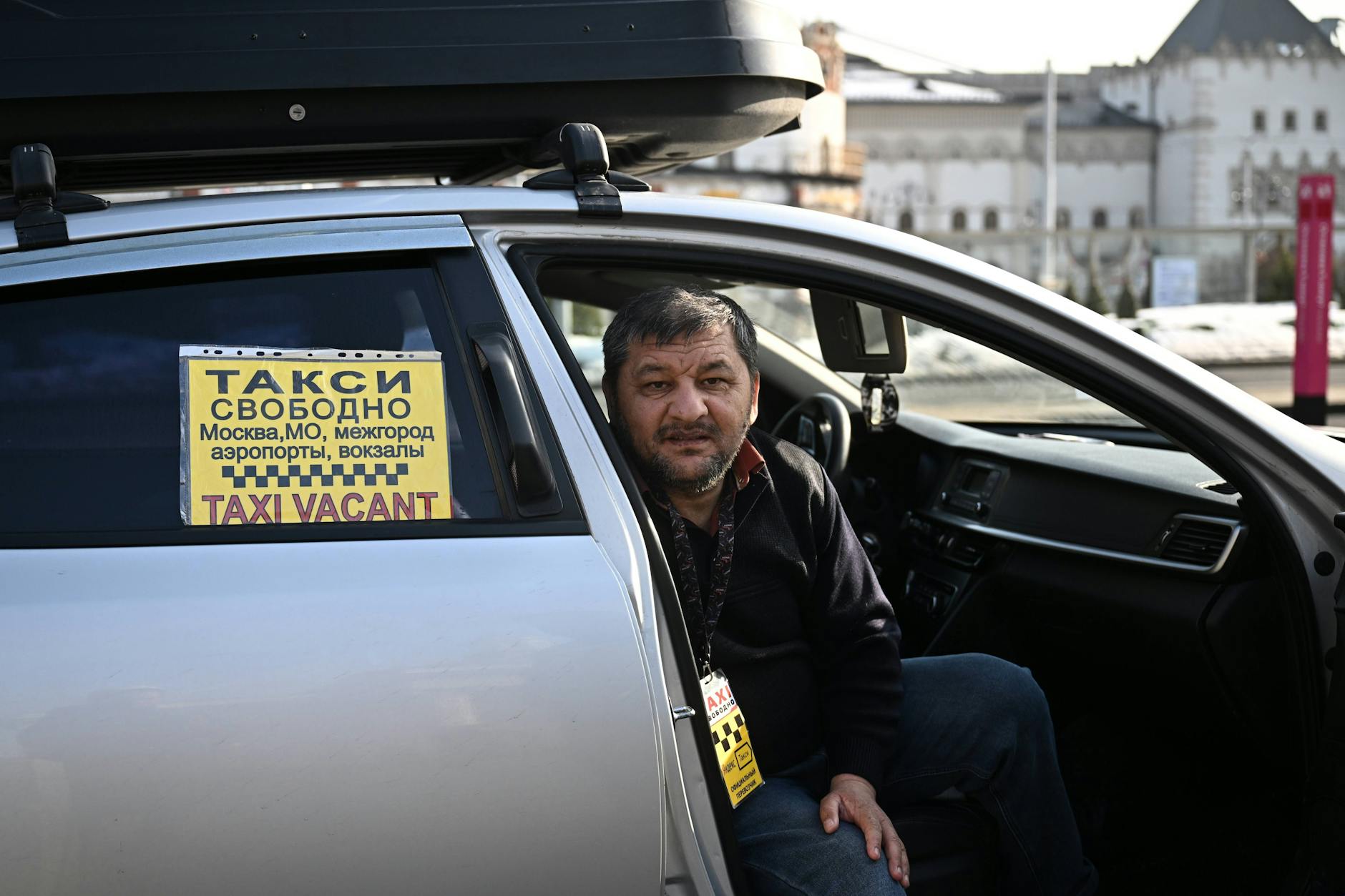Ein Taxifahrer wartet nahe dem Leningrader Bahnhof in Moskau. In der Hauptstadt und anderen russischen Städten fällt seit Tagen das mobile Internet aus.