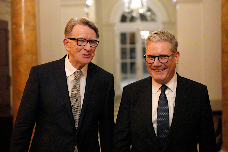 Der Epstein-Skandal trifft Downing Street 10 hart: Großbritanniens Premierminister Keir Starmer (r.) und Lord Peter Mandelson im Fokus.