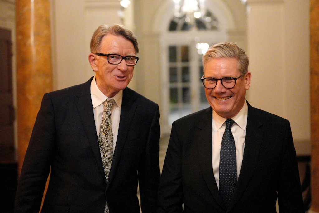 Der Epstein-Skandal trifft Downing Street 10 hart: Großbritanniens Premierminister Keir Starmer (r.) und Lord Peter Mandelson im Fokus.