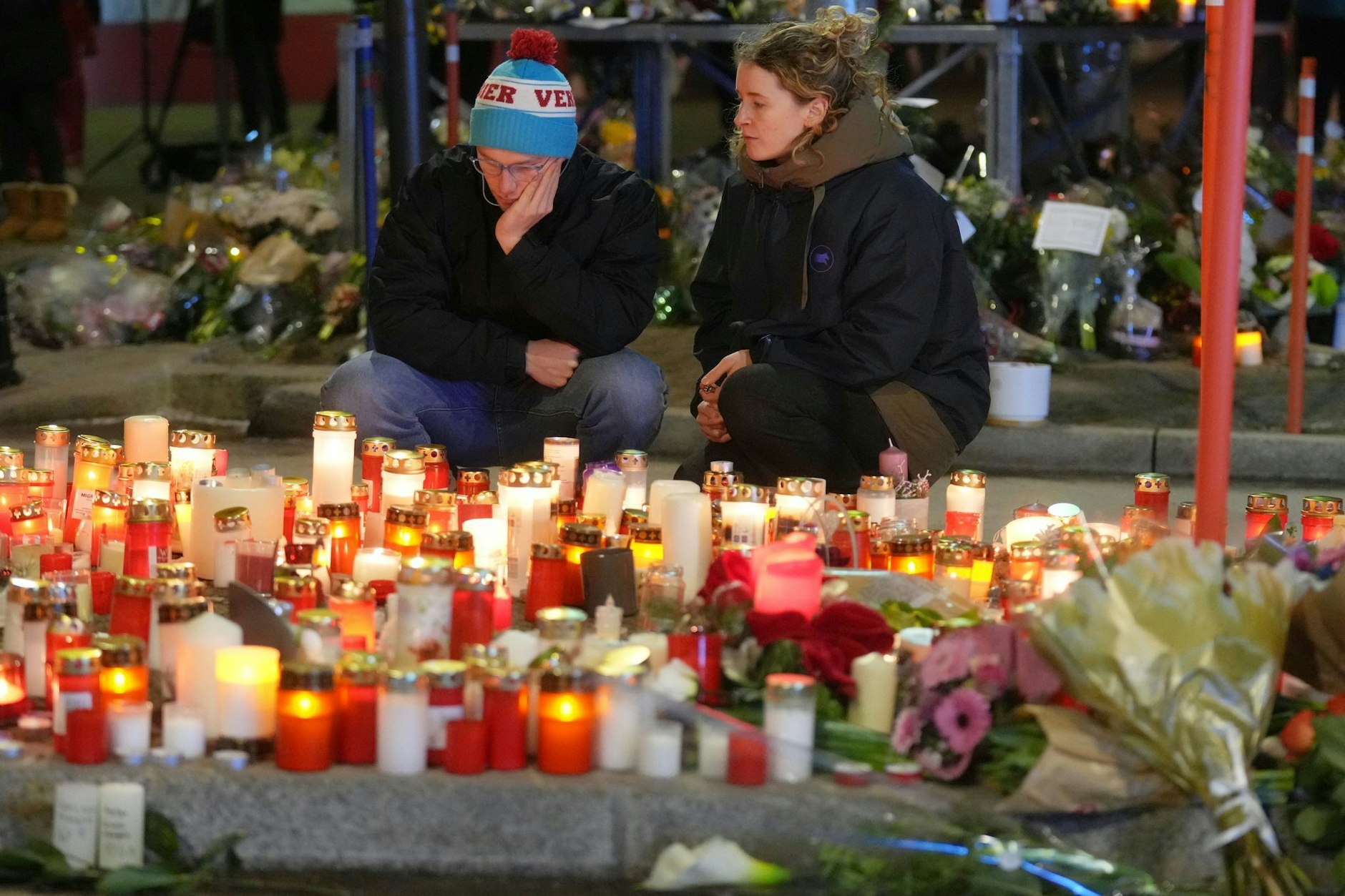 Nach dem Feuer in der Bar in Crans-Montana war die Trauer groß. Menschen stellten Kerzen auf und legten Blumen nieder.