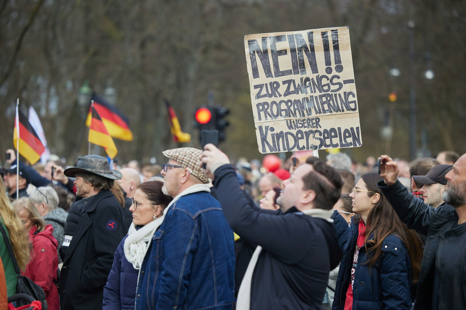 Zu der Demonstration hatte der umstrittene Musiker Xavier Naidoo aufgerufen. Viele sind gekommen und halten Transparente hoch.