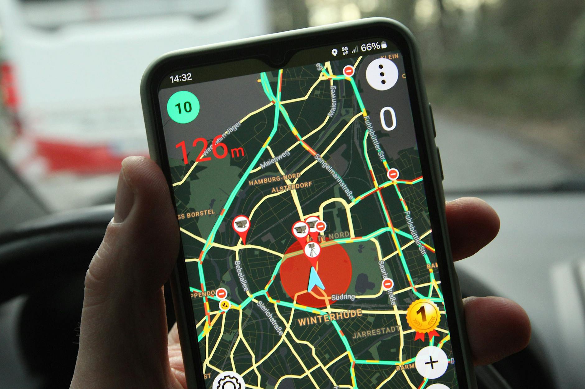 Auch auf dem Smartphone gibt es Blitzer-Apps - und auch diese dürfen während der Fahrt nicht genutzt werden.