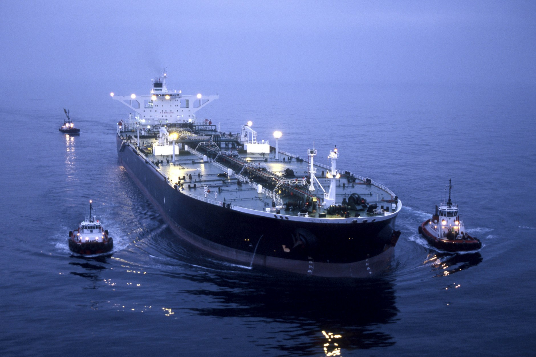 Schlepper bringen ein Handelsschiff in einen Hafen in Kalifornien.