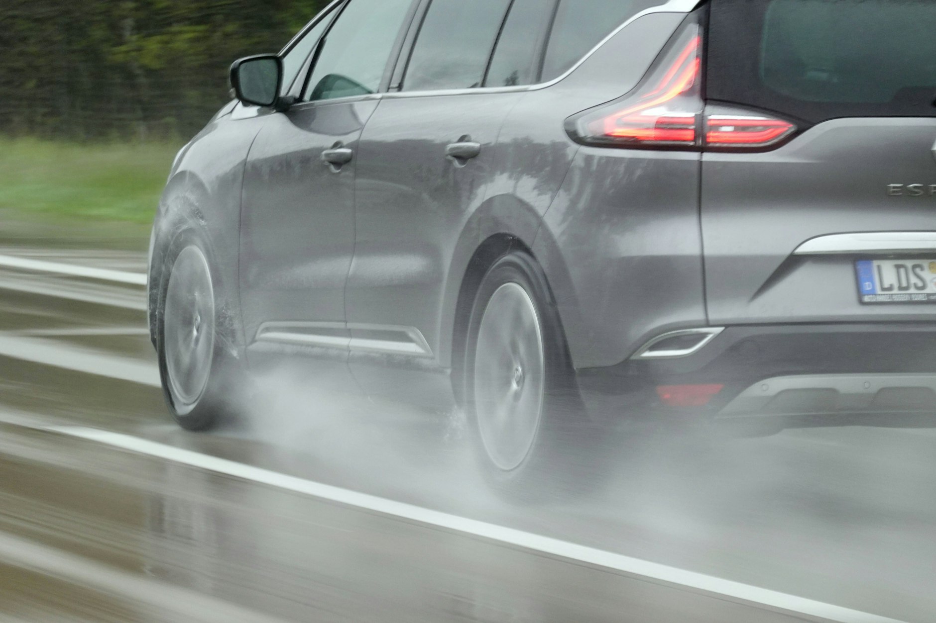 Der Bremsweg mit Winterreifen ist länger als mit Sommerreifen.