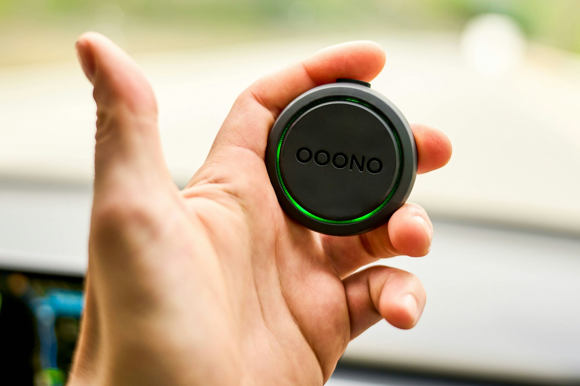 Solche kleinen Blitzerwarner fürs Auto sollen dafür sorgen, dass man nie wieder in eine Radarfalle fährt. Aber: Ist das überhaupt legal?