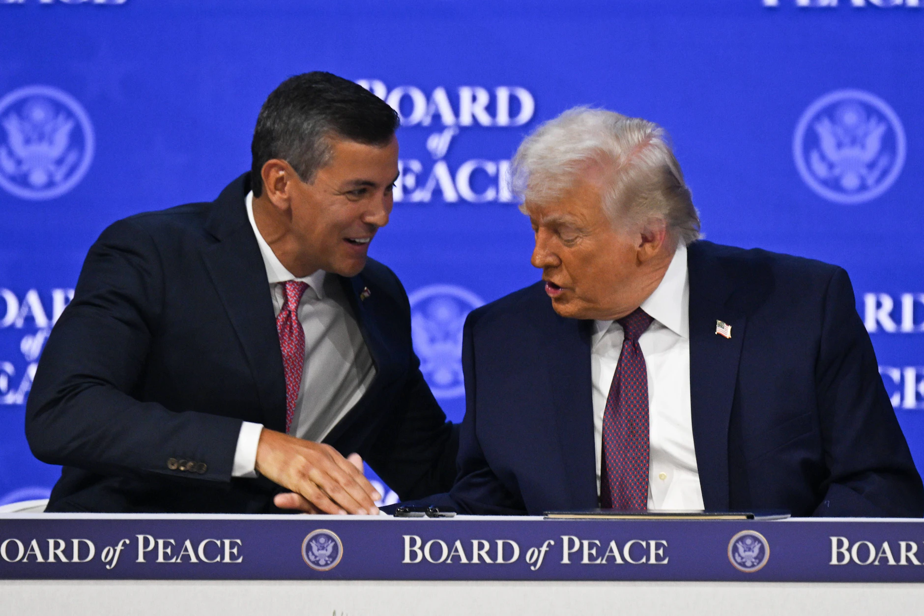 Davos: US-Präsident Donald Trump und Paraguays Präsident Santiago Peña bei der Unterzeichnung der „Peace Charter for Gaza“ beim Weltwirtschaftsforum im Januar 2026.