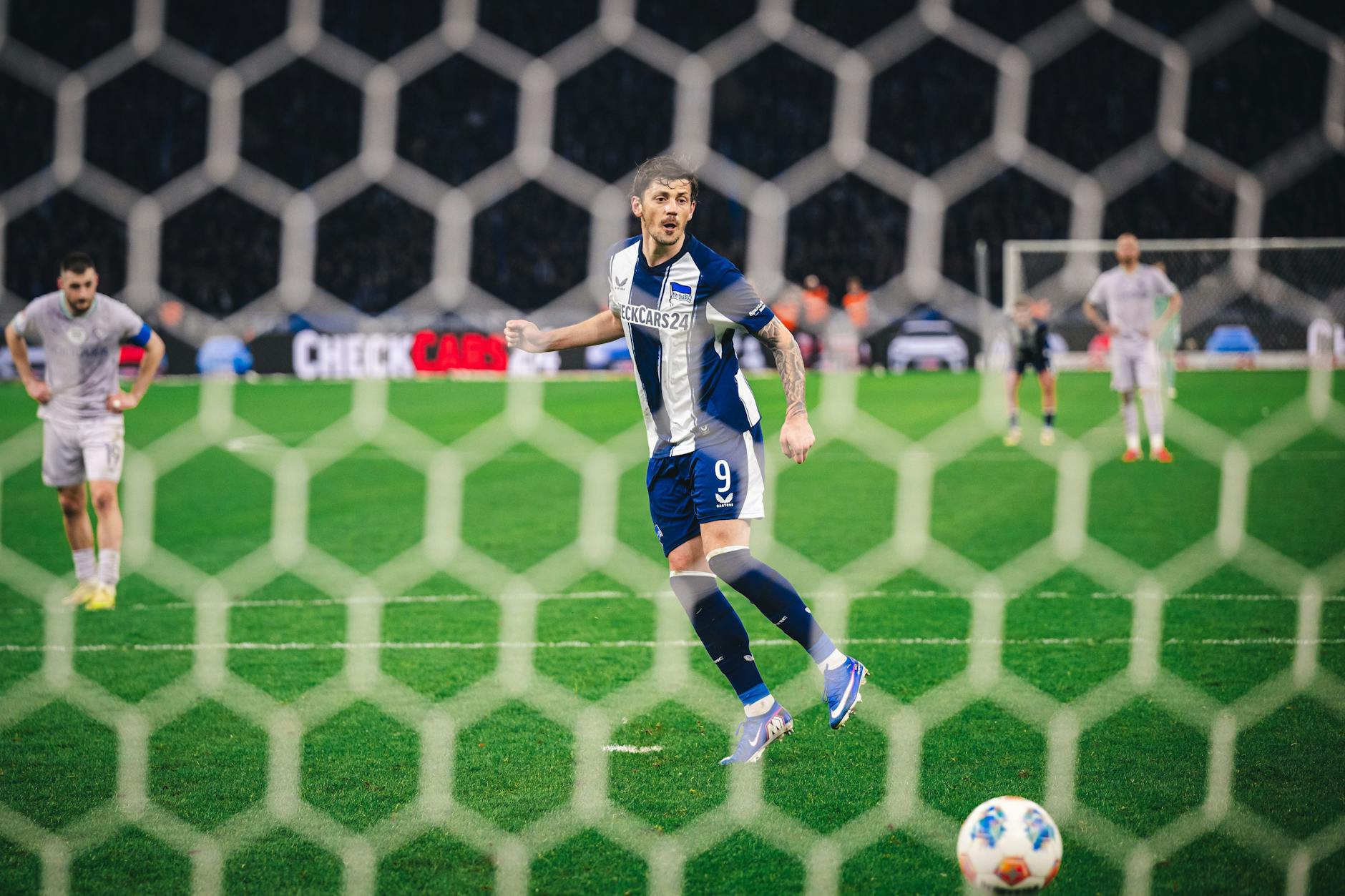 Dawid Kownacki trifft in der 45. Minute per Elfmeter zum 1:0 für Hertha BSC gegen den VfL Bochum.