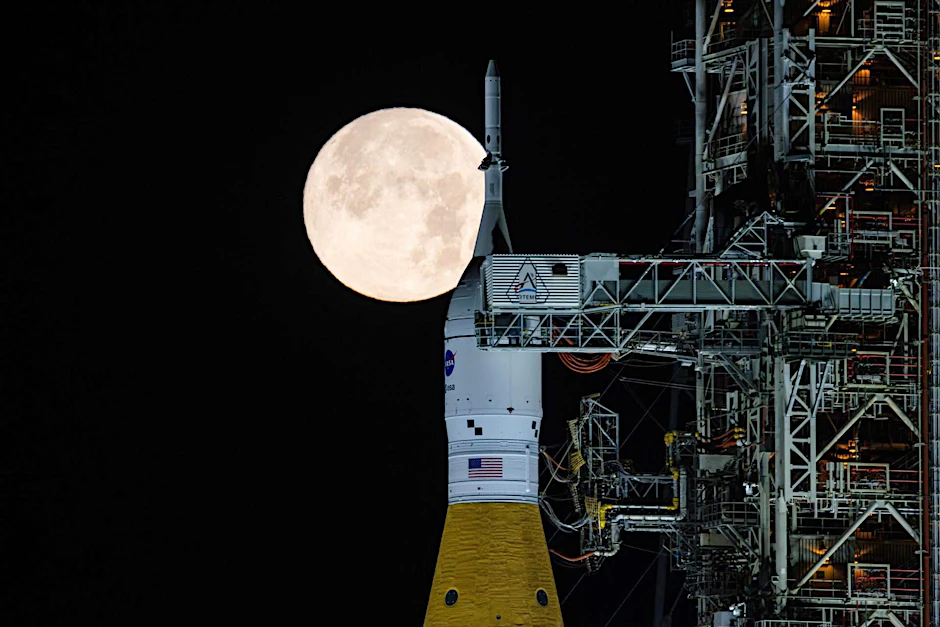 Artemis II soll vier Astronauten auf einem zehntägigen Testflug um den Mond und zurück zur Erde schicken.