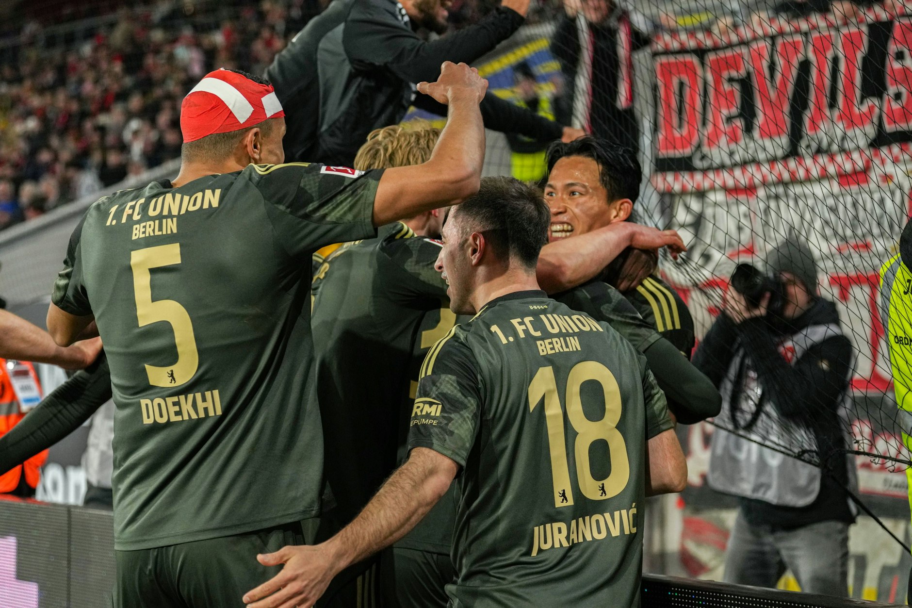 Pure Erleichterung: Torschütze Jeong wird von seinen Union-Kollegen für sein Siegtor in Freiburg bejubelt. 