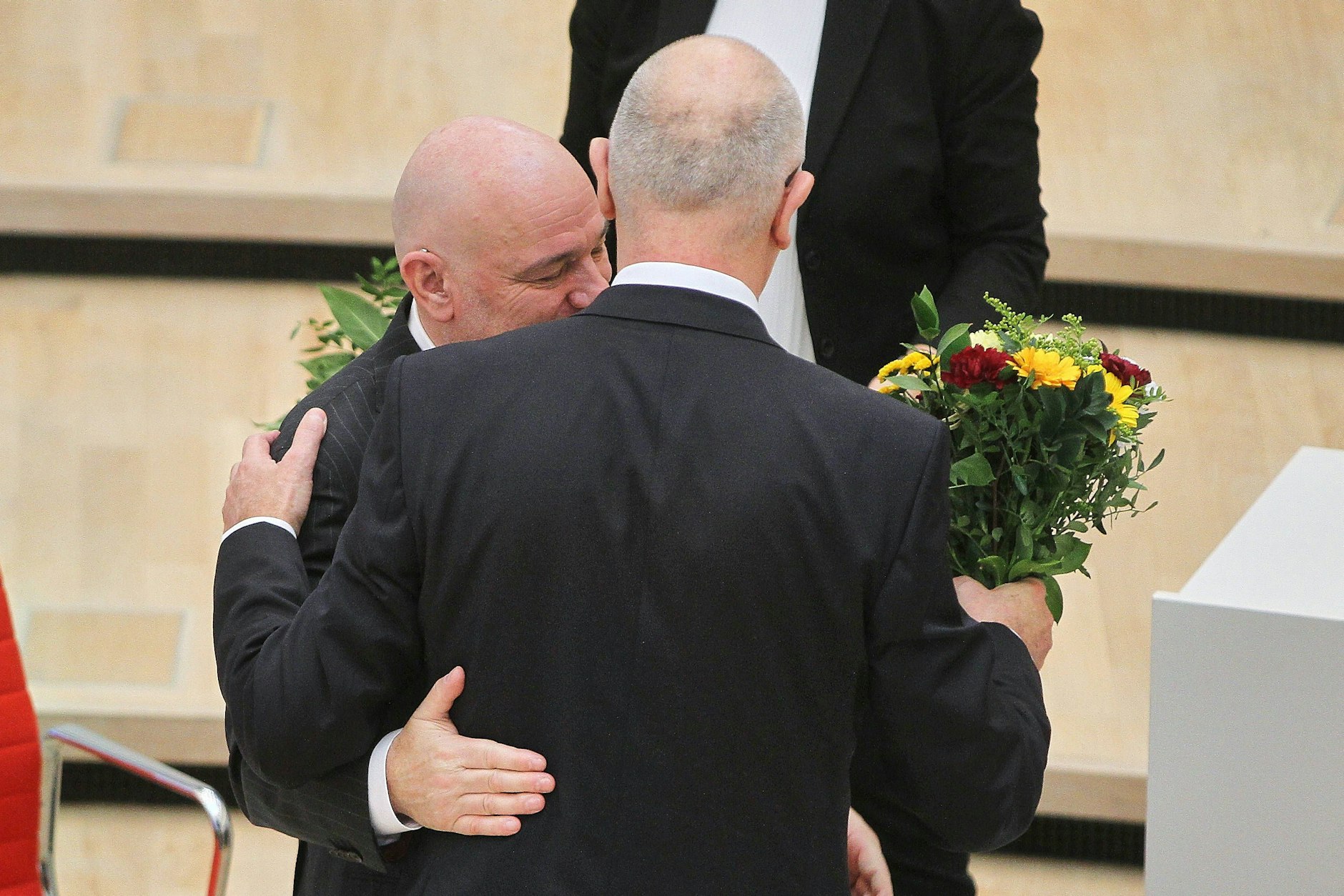 Halten einander an Macht und Geld: Crumbach und Woidke