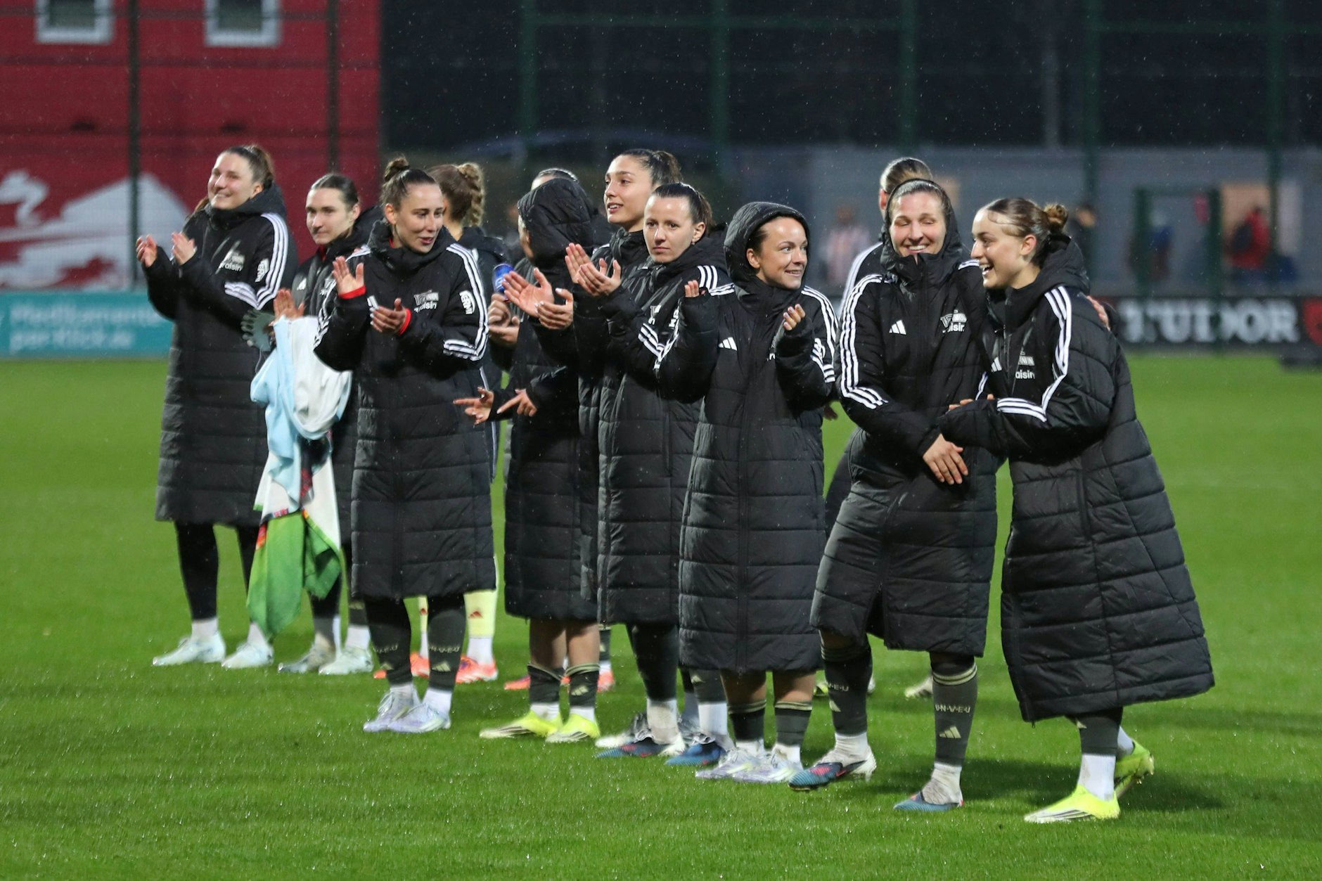 Das Mannschaft des 1. FC Union applaudiert den vielen nach Leipzig mitgereisten Fans. 