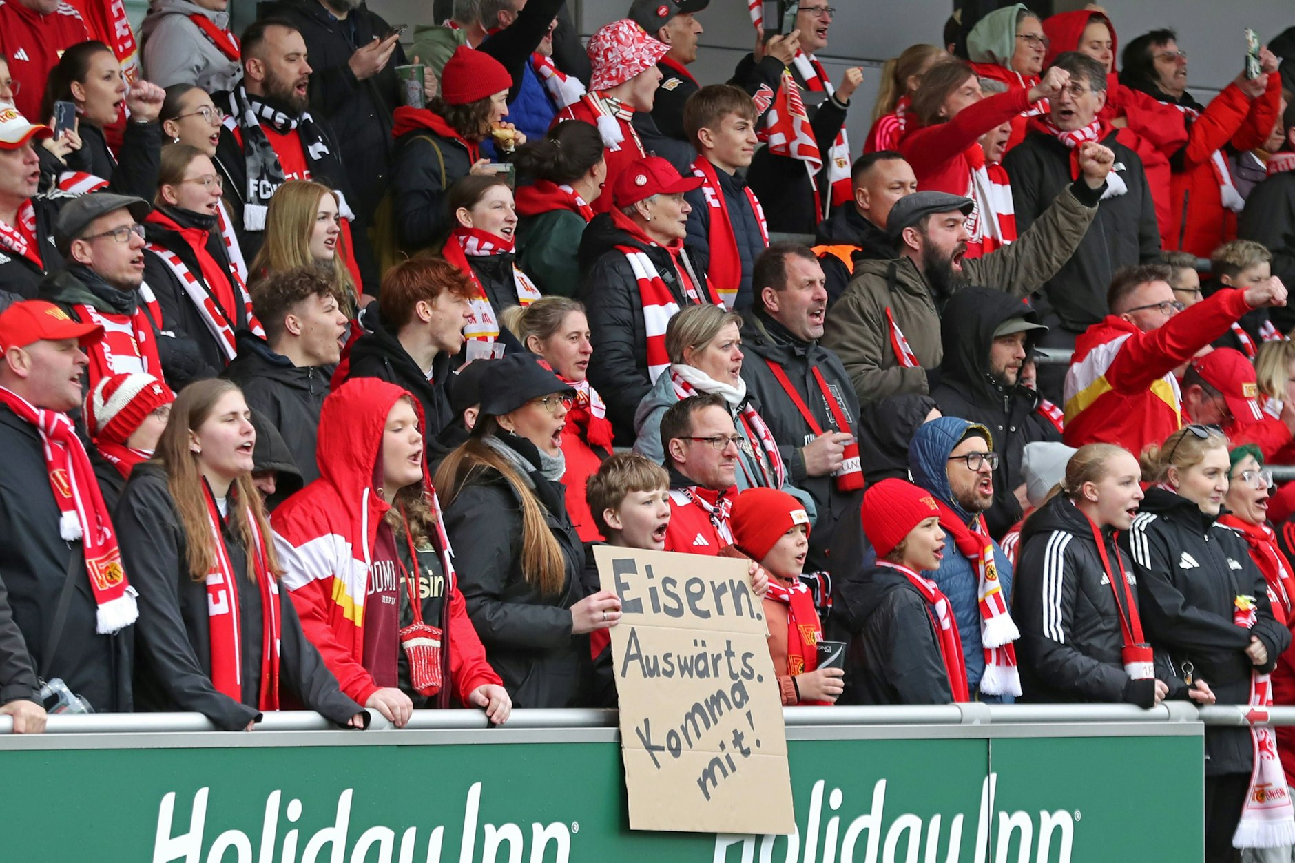 500 Fans des 1. FC Union Berlin feuerten die Frauen beim Bundesliga-Spiel bei RB Leipzig an. 