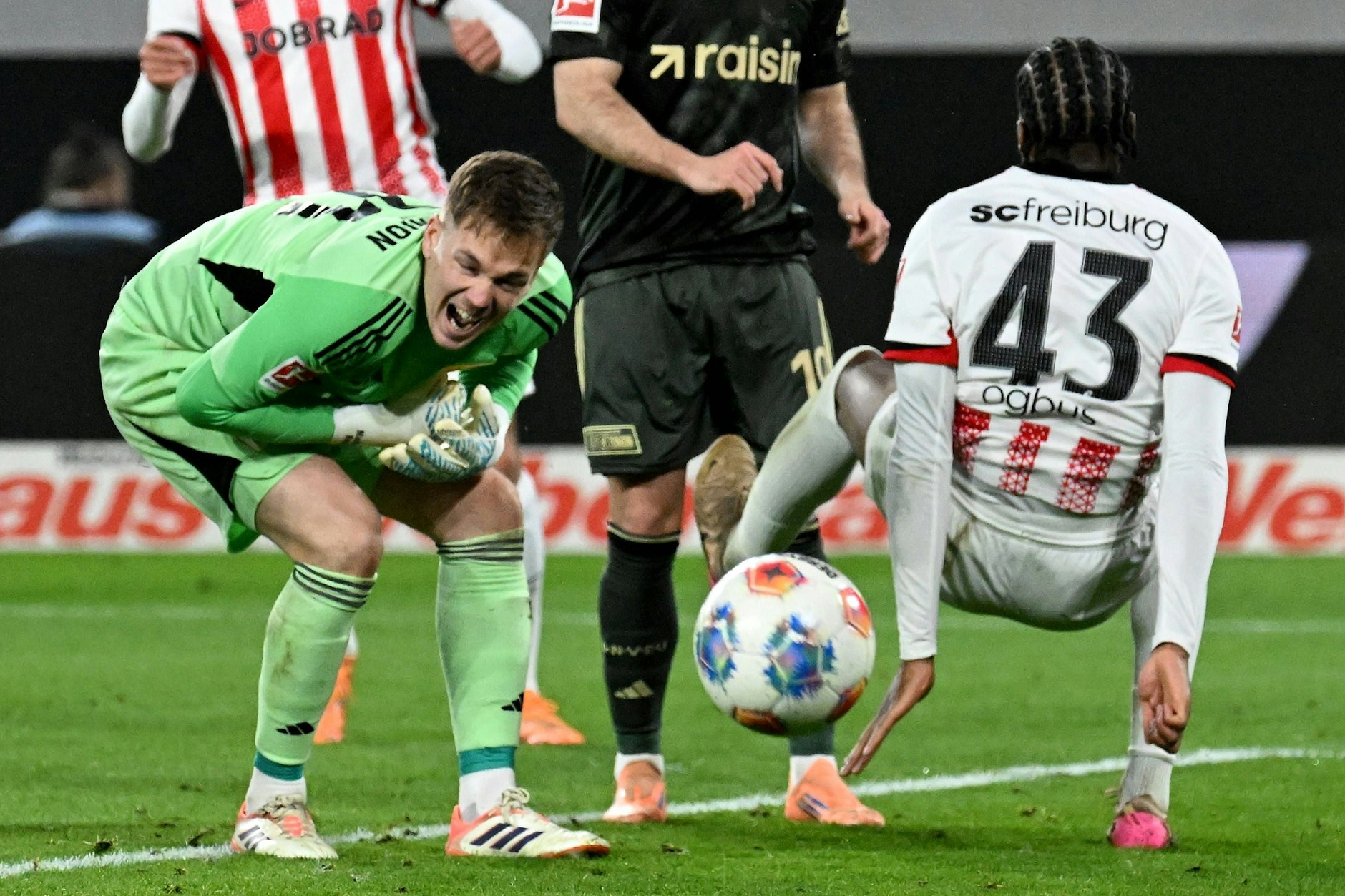 Matheo Raab, Ersatztorhüter des 1. FC Union Berlin, realisert in Freiburg sofort, dass seine Hand gebrochen ist. Weiterspielen tut er trotzdem. 