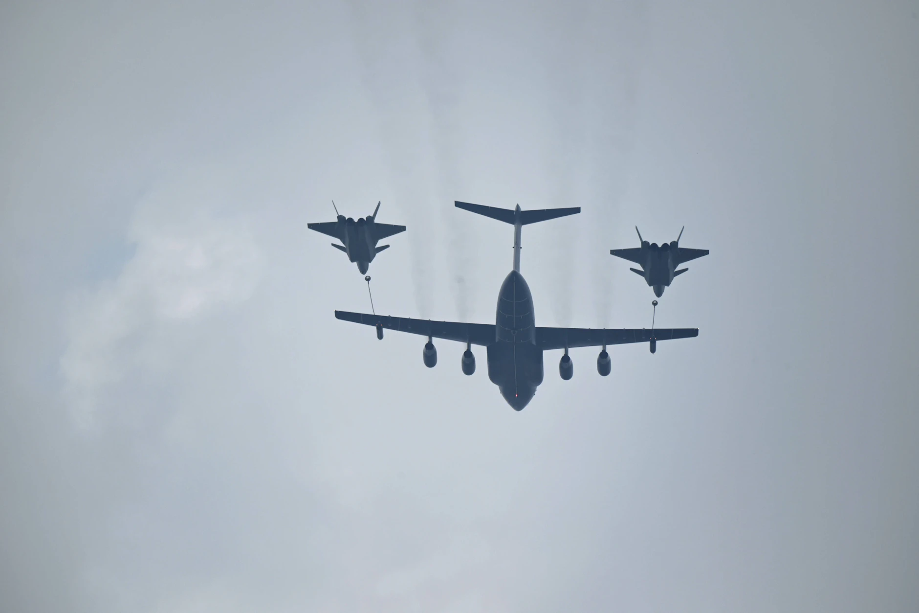 Chinesische Kampfjets während einer Probe für eine Militärparade in Peking. Taiwan meldet die Rückkehr von Militärflügen nahe der Insel.