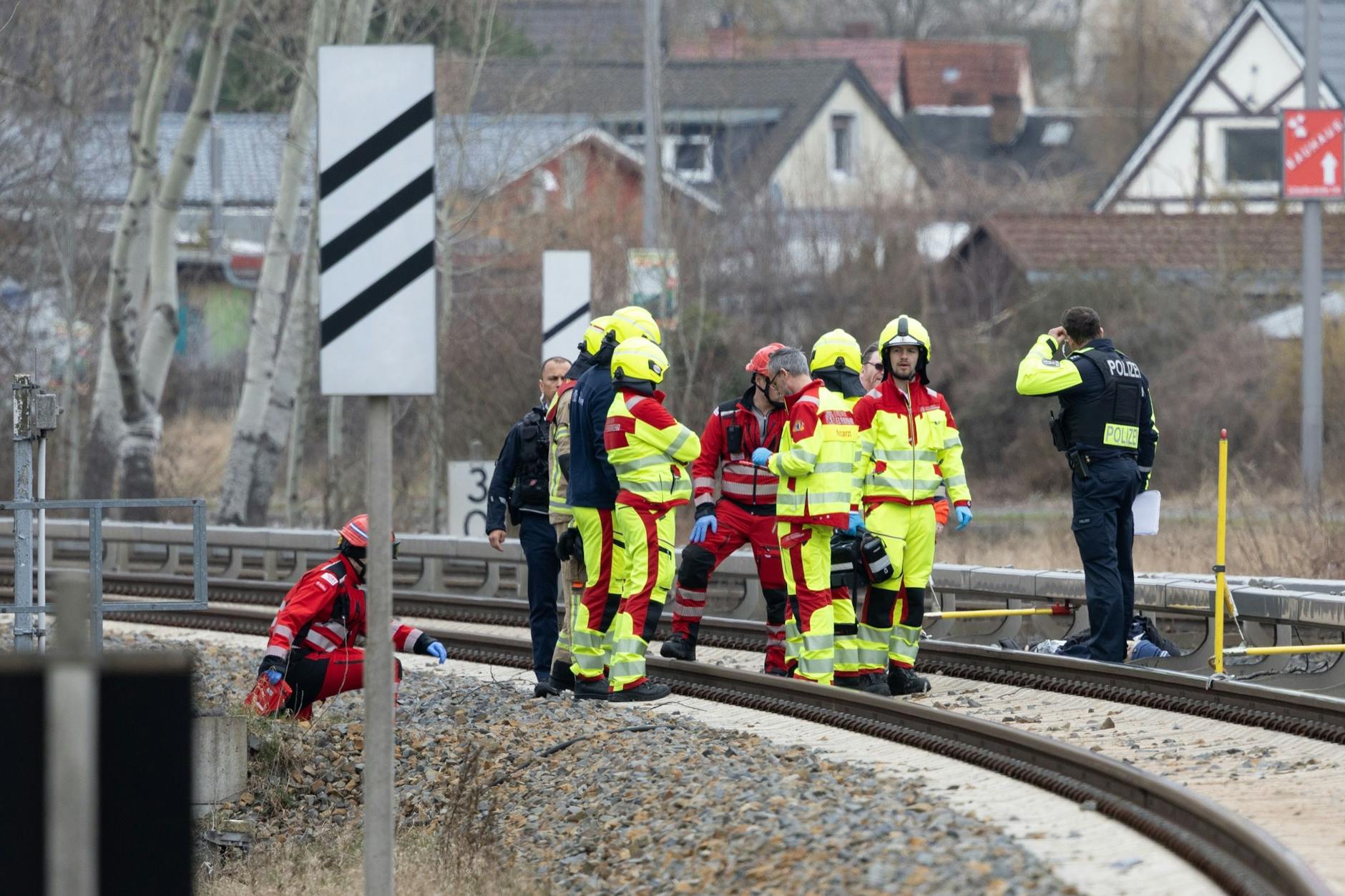 An der Grünbergallee in Bohnsdorf wurde eine Person leblos im Gleisbett der S9 gefunden.