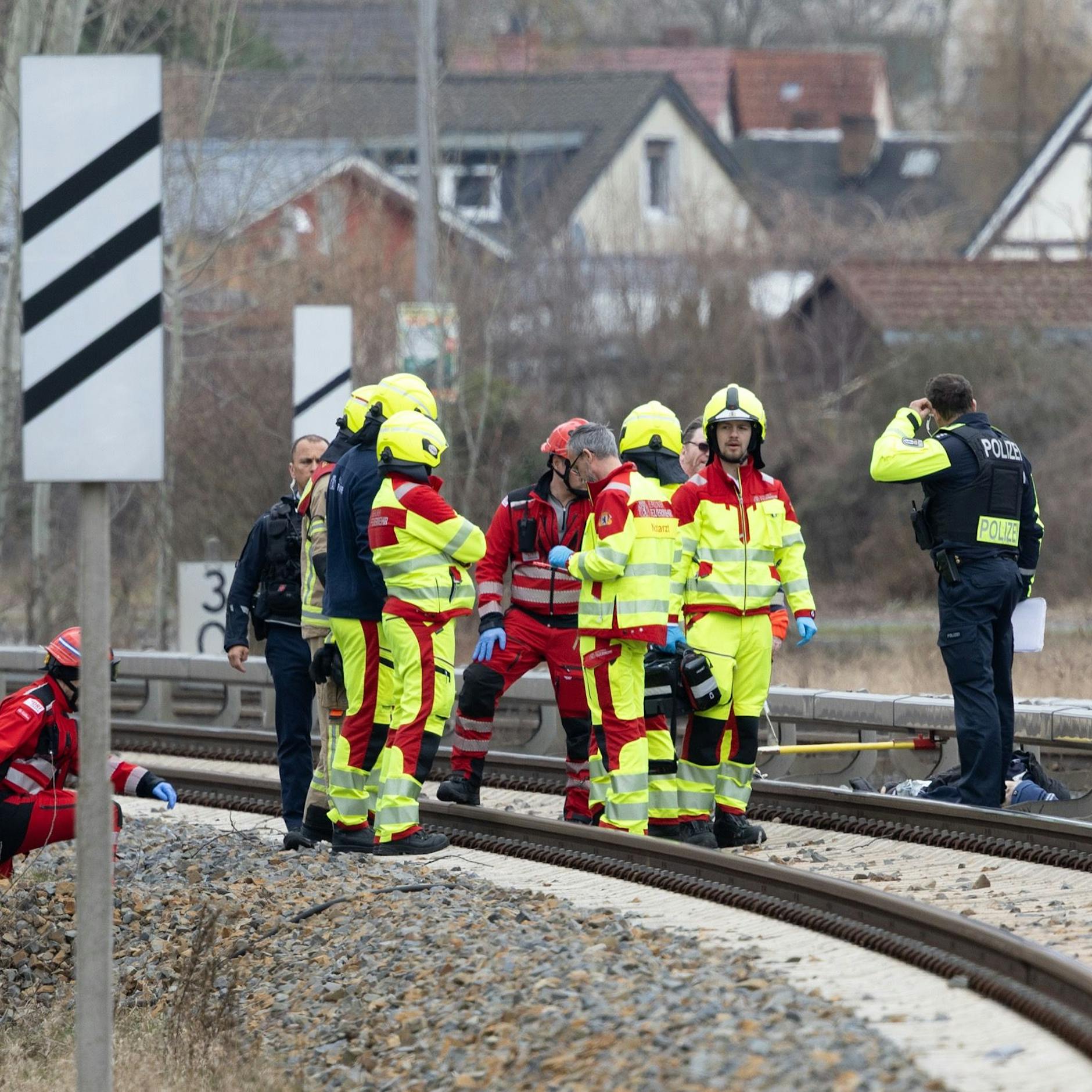 Leiche auf S9-Strecke zum BER legt S-Bahn lahm