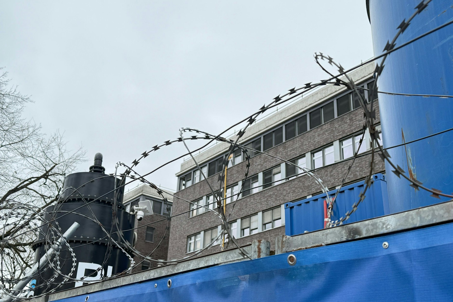 Der künftige Neu- und Erweiterungsbau des BKA in Treptow ist mit Nato-Stacheldraht gesichert.