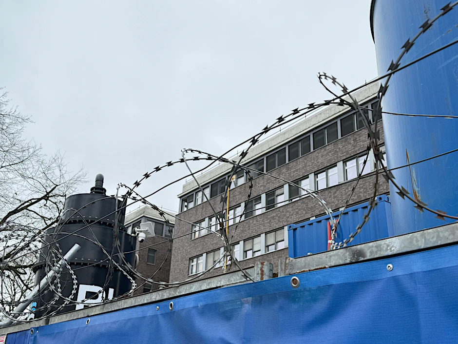 Der künftige Neu- und Erweiterungsbau des BKA in Treptow ist mit Nato-Stacheldraht gesichert.