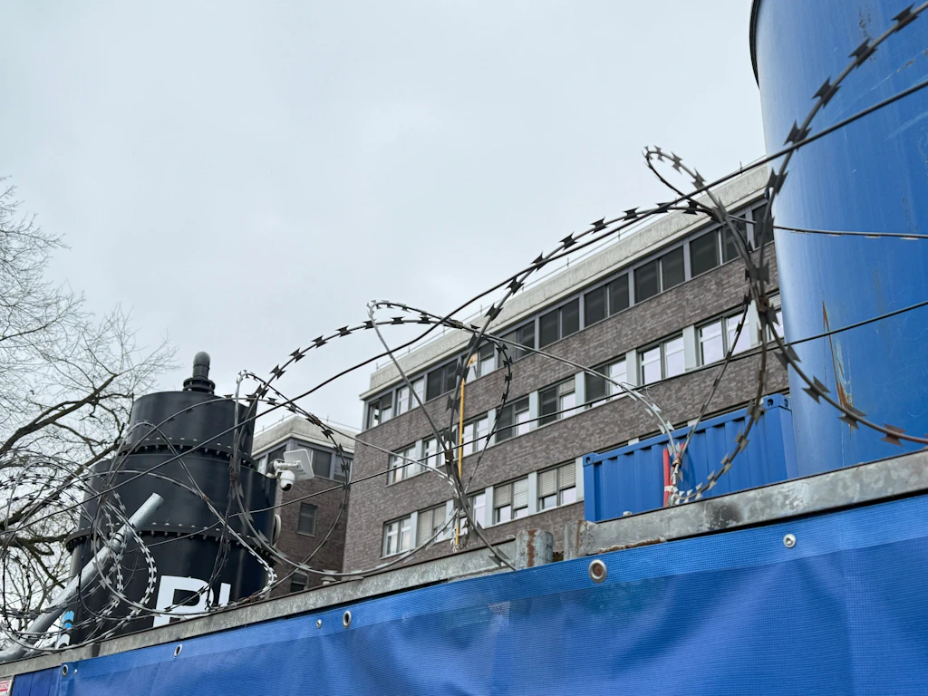 Der künftige Neu- und Erweiterungsbau des BKA in Treptow ist mit Nato-Stacheldraht gesichert.