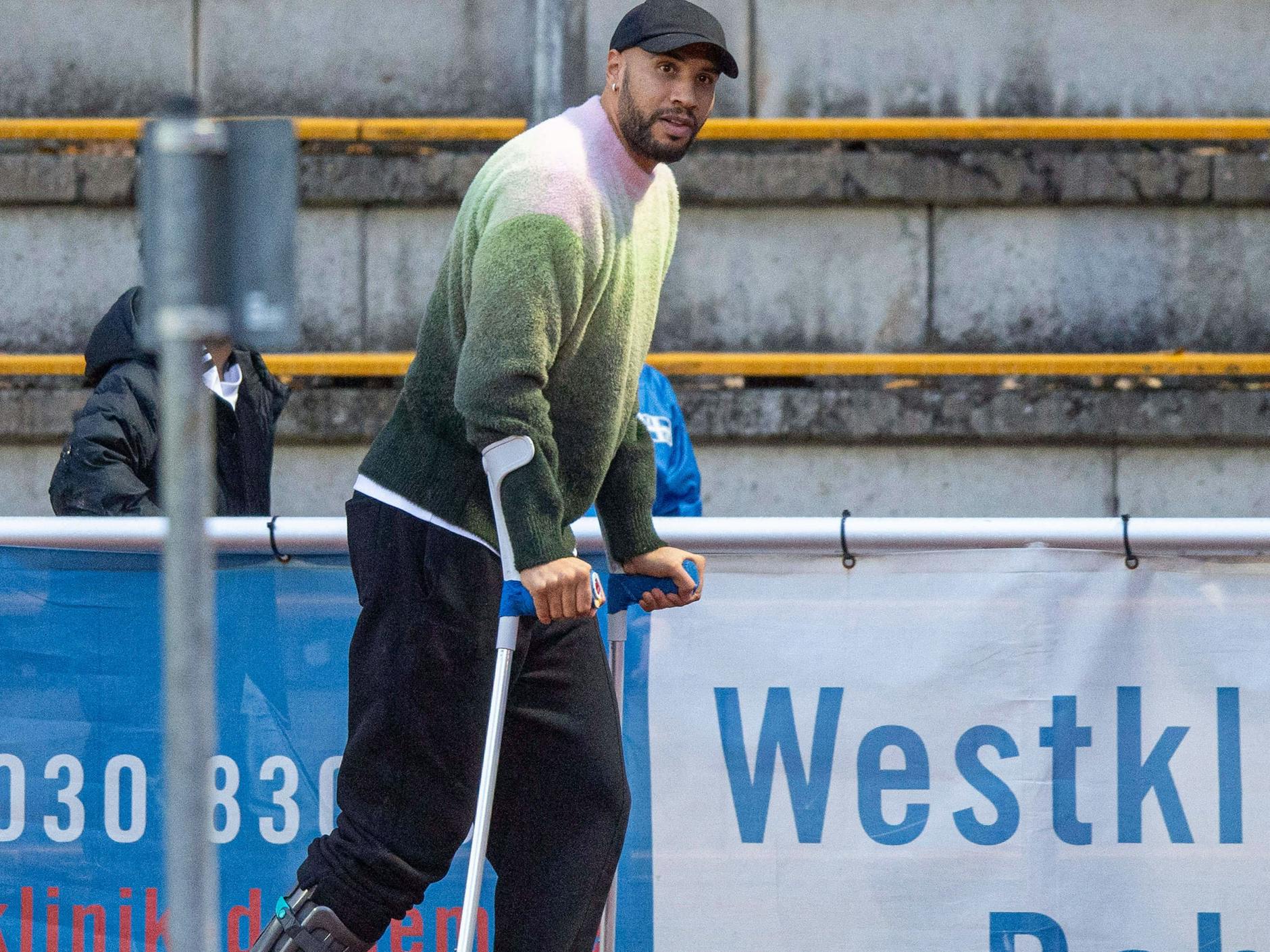 Wochenlang musste Jay Brooks im Herbst 2024 mit Plastikschuh und Krücken laufen.