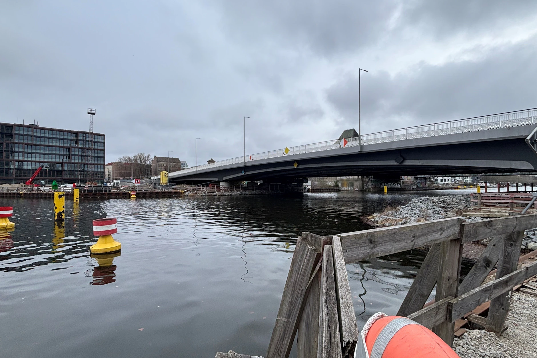Spree-Landschaft mit neuer Elsenbrücke: Seit 15. März stehen Autos zwei Fahrstreifen pro Richtung zur Verfügung – doppelt so viele wie bisher.
