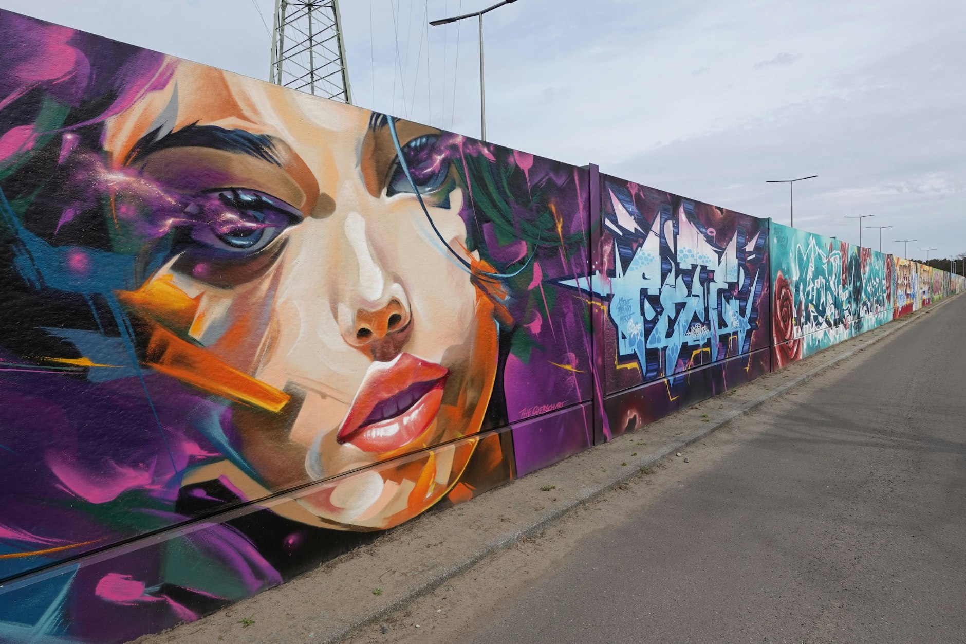 Der Berliner Künstler David Giersch hat das Frauenporträt gemalt.