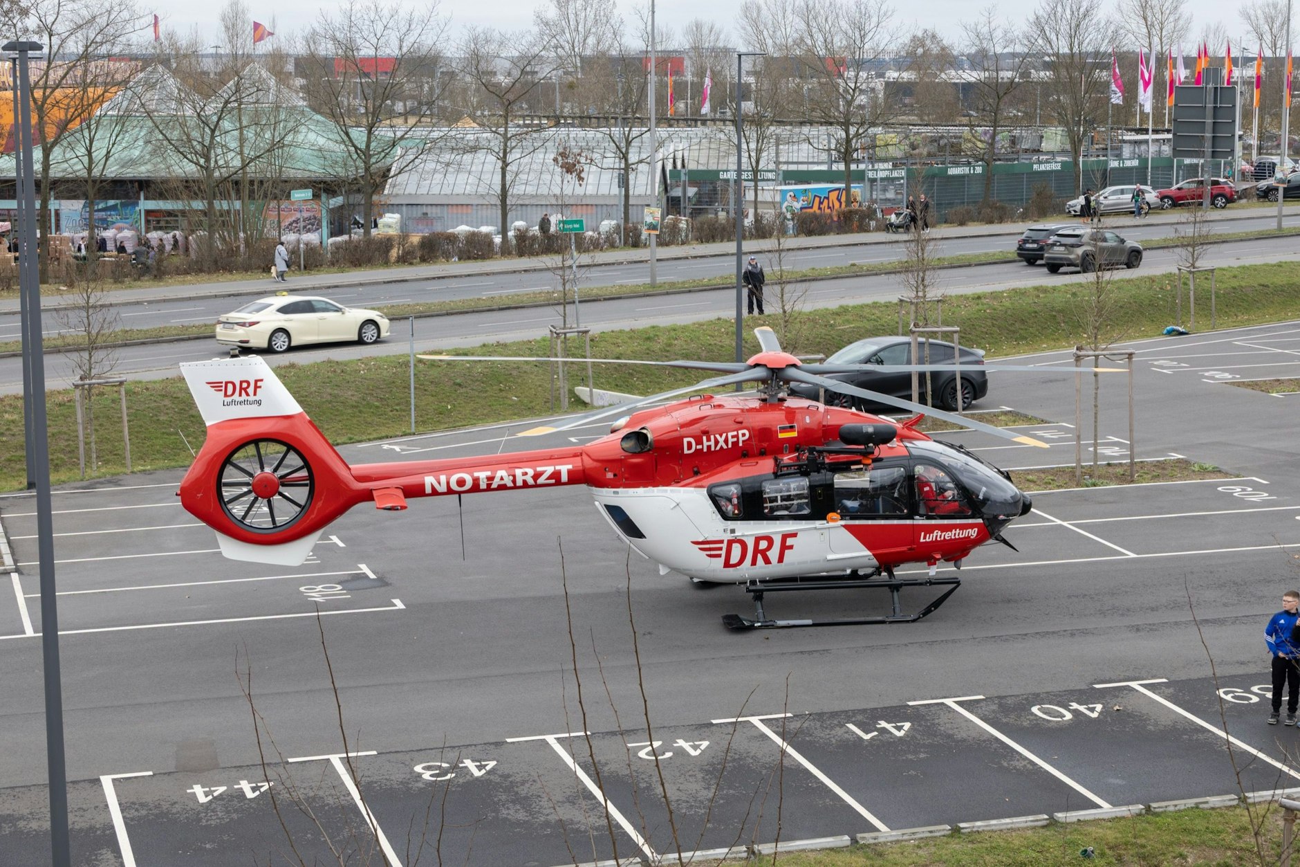Ein Rettungshubschrauber war ebenfalls vor Ort, der Notarzt kam aber zu spät. Die Person war schon tot.