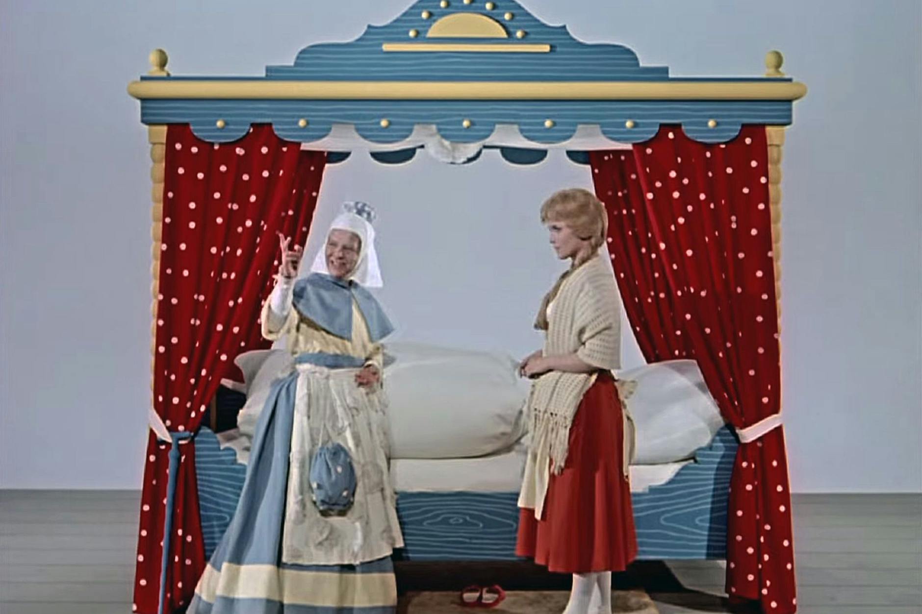 Goldmarie soll bei Frau Holle die Betten aufschütteln, damit es auf der Erde schneit. Das Märchen aus der DDR ist eine Inszenierung des gleichnamigen Märchens der Gebrüder Grimm.