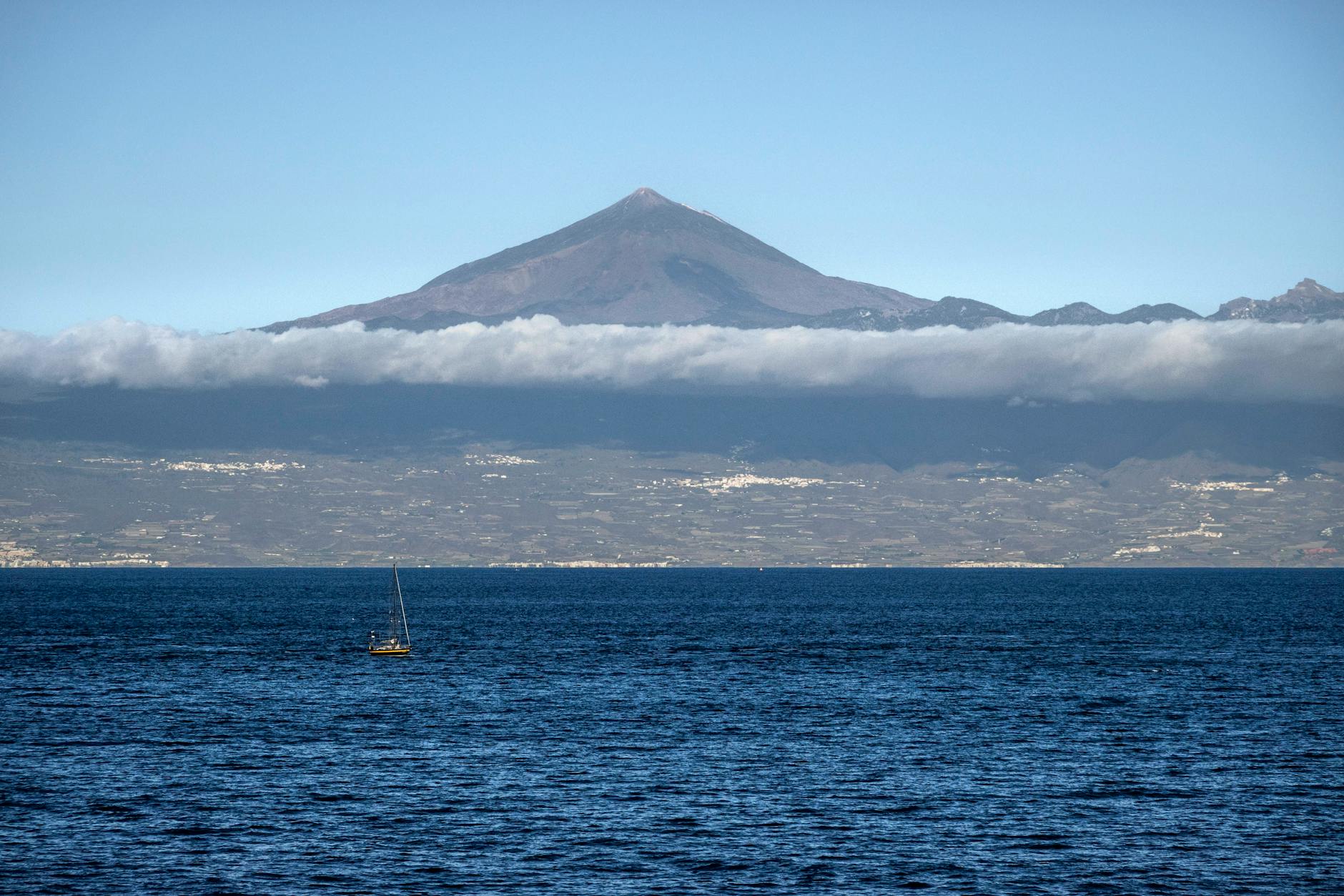 Der Vulkan Teide auf Teneriffa zeigt aktuell verstärkte Aktivität. Die Behören bereiten schon Notfallpläne vor, um sich für einen Ausbruch zu rüsten.