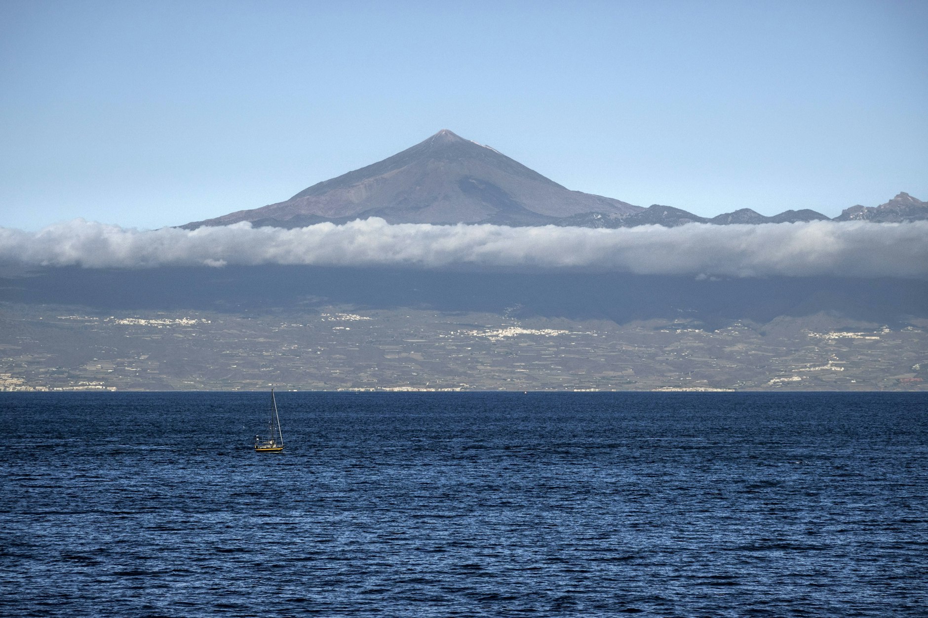 Der Vulkan Teide auf Teneriffa zeigt aktuell verstärkte Aktivität. Die Behören bereiten schon Notfallpläne vor, um sich für einen Ausbruch zu rüsten.