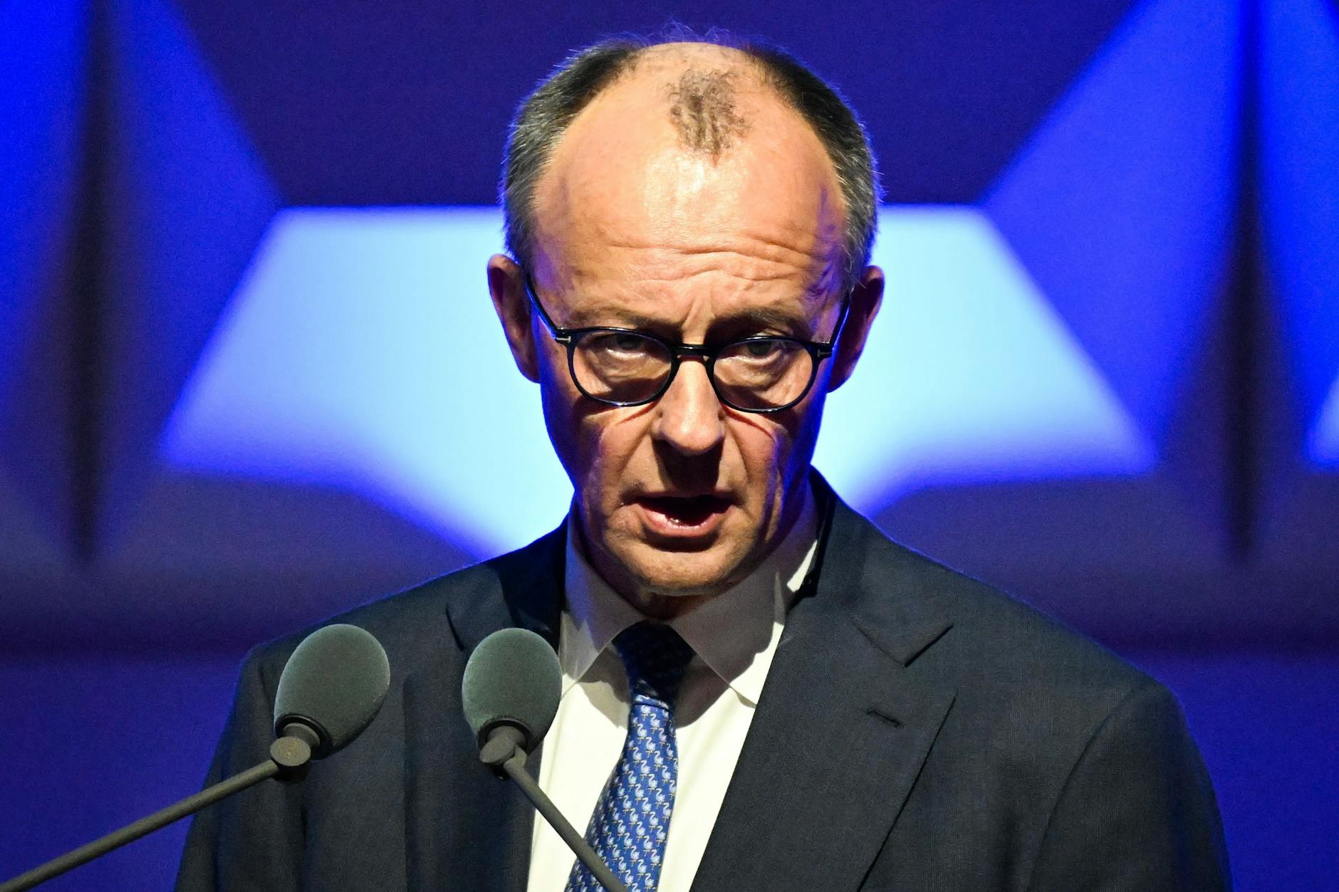 Die CDU mit Bundeskanzler Friedrich Merz verliert ihren Vorsprung auf die AfD.