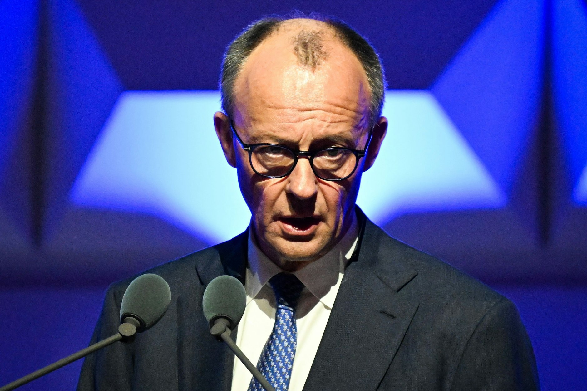 Die CDU mit Bundeskanzler Friedrich Merz verliert ihren Vorsprung auf die AfD.