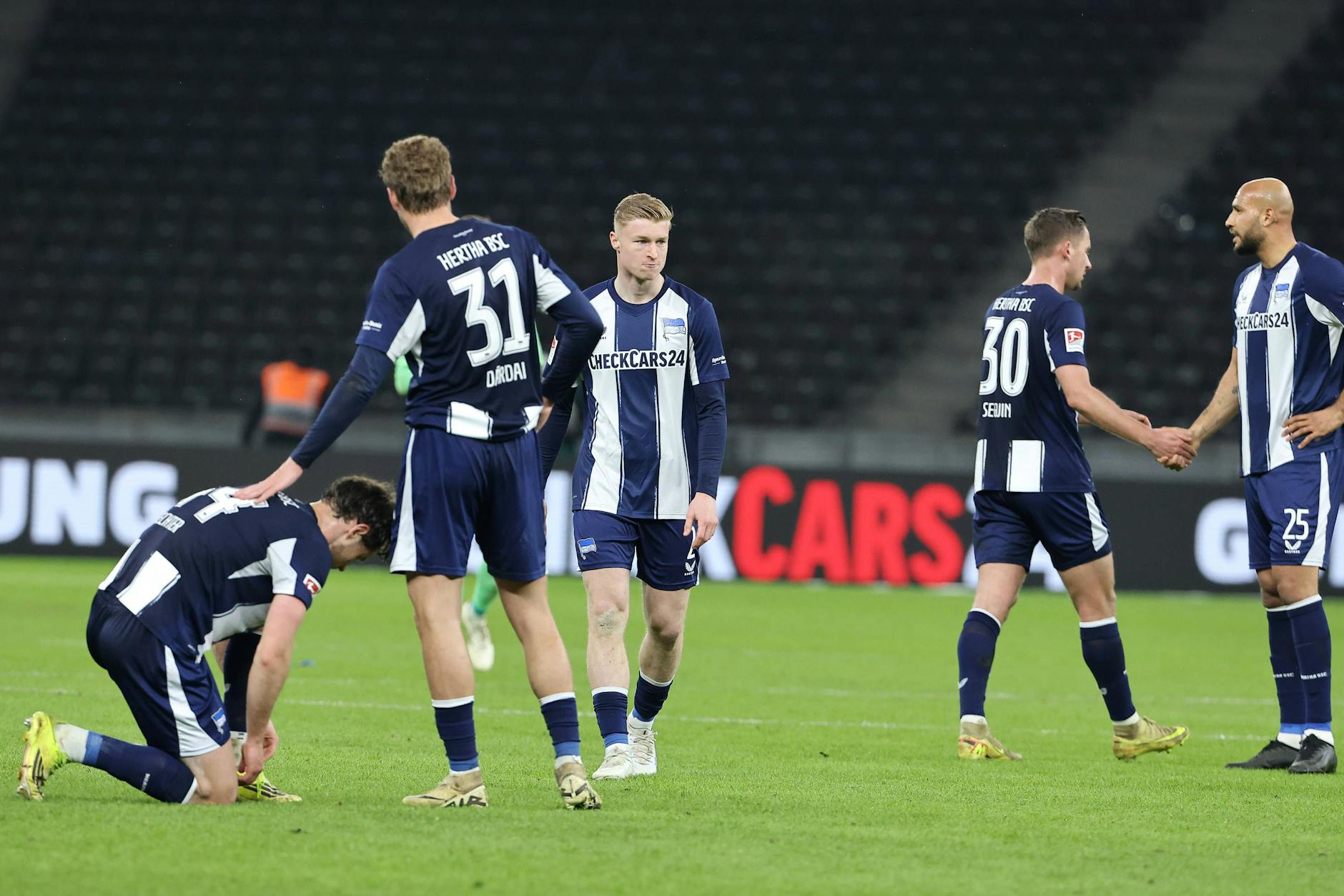 Sieg in letzter Sekunde futsch! Herthas Spieler sind nach dem 1:1 gegen den VfL Bochum frustriert.